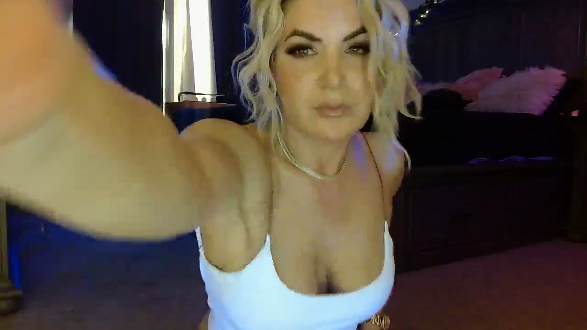 Gallery image thumbnail from Marilyn_XO's myfreecams stream on, 12/22/2024, 20:50 image 4 of 20