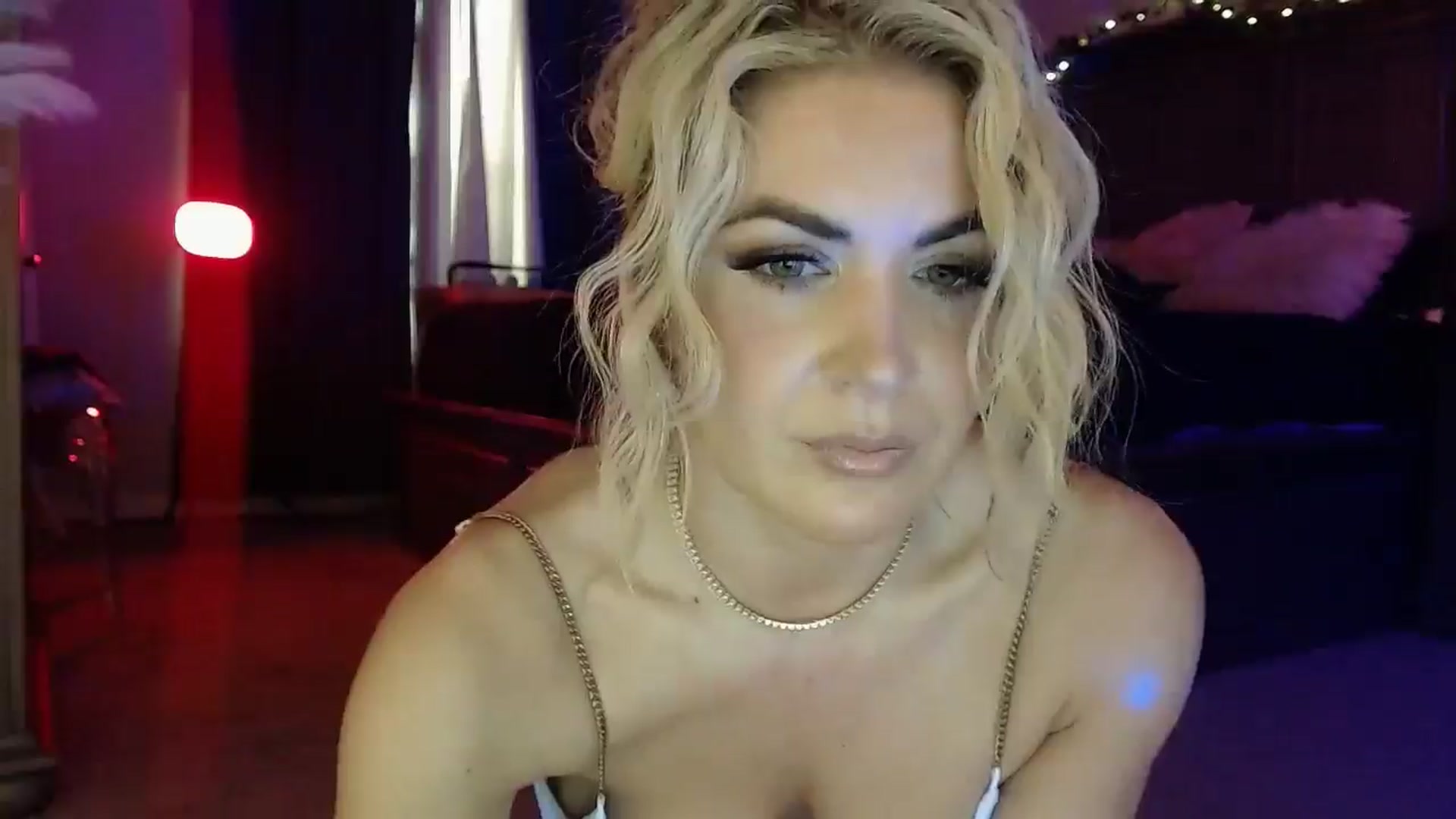 Gallery image thumbnail from Marilyn_XO's myfreecams stream on, 12/22/2024, 20:50 image 13 of 20