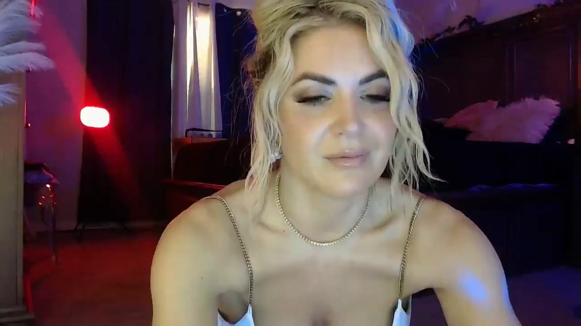 Gallery image thumbnail from Marilyn_XO's myfreecams stream on, 12/22/2024, 23:34 image 7 of 20