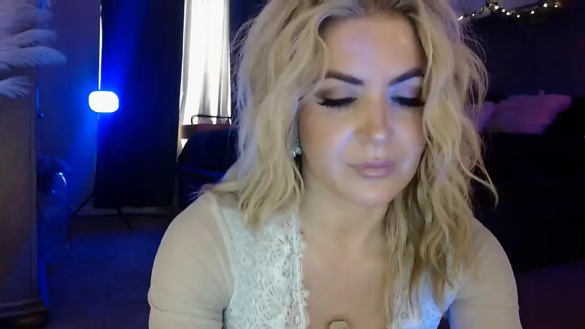 Gallery image thumbnail from Marilyn_XO's myfreecams stream on, 12/23/2024, 20:05 image 7 of 20