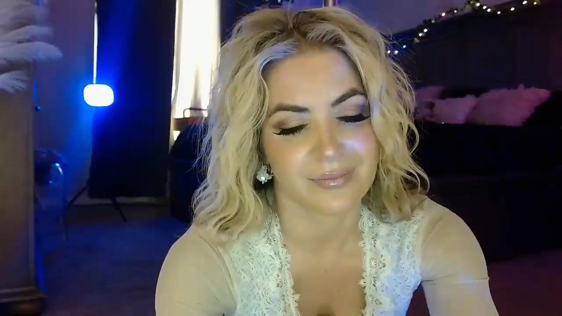 Gallery image thumbnail from Marilyn_XO's myfreecams stream on, 12/23/2024, 20:05 image 6 of 20