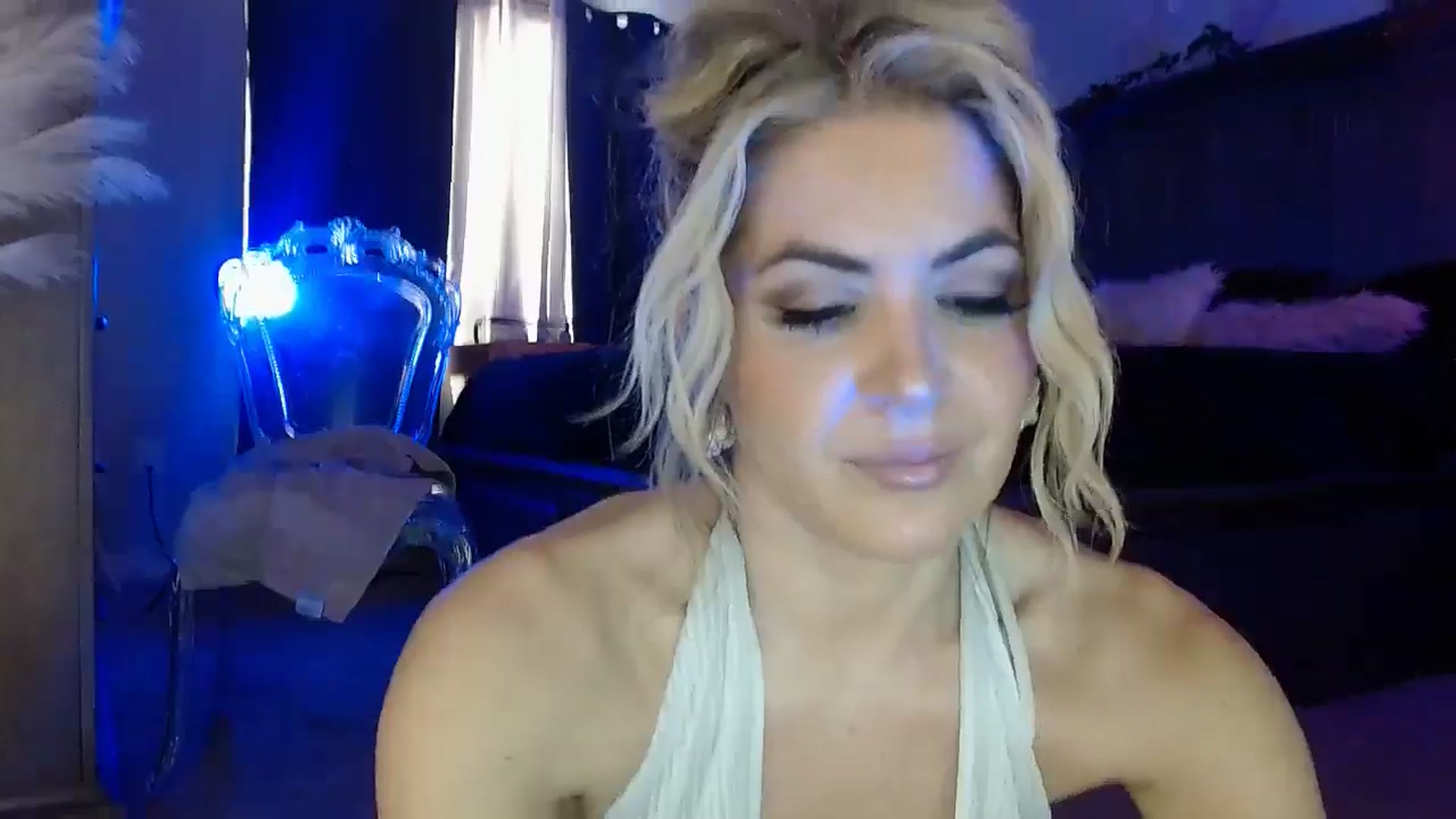 Gallery image thumbnail from Marilyn_XO's myfreecams stream on, 12/23/2024, 21:25 image 5 of 20