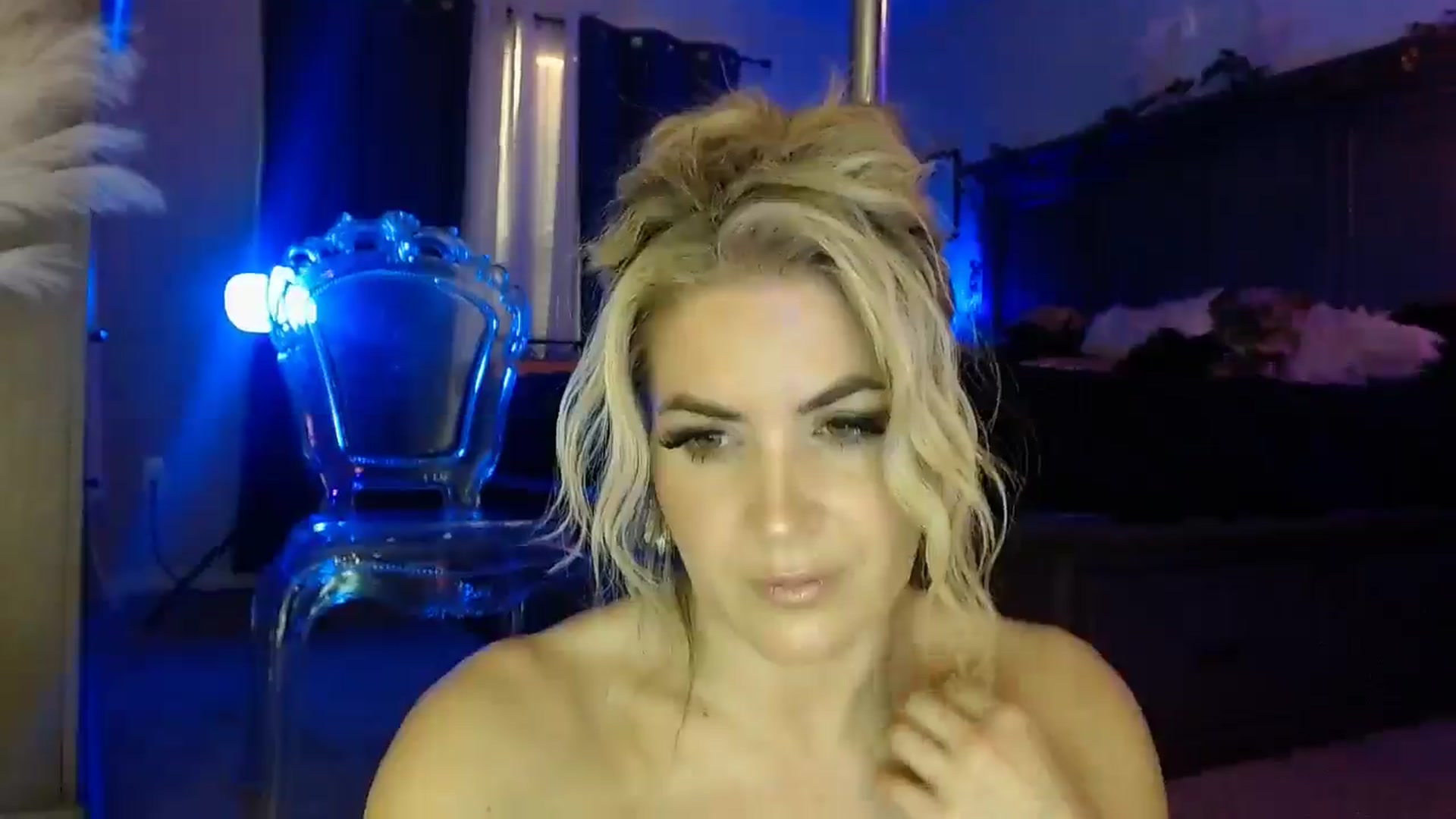 Gallery image thumbnail from Marilyn_XO's myfreecams stream on, 12/23/2024, 22:33 image 12 of 20