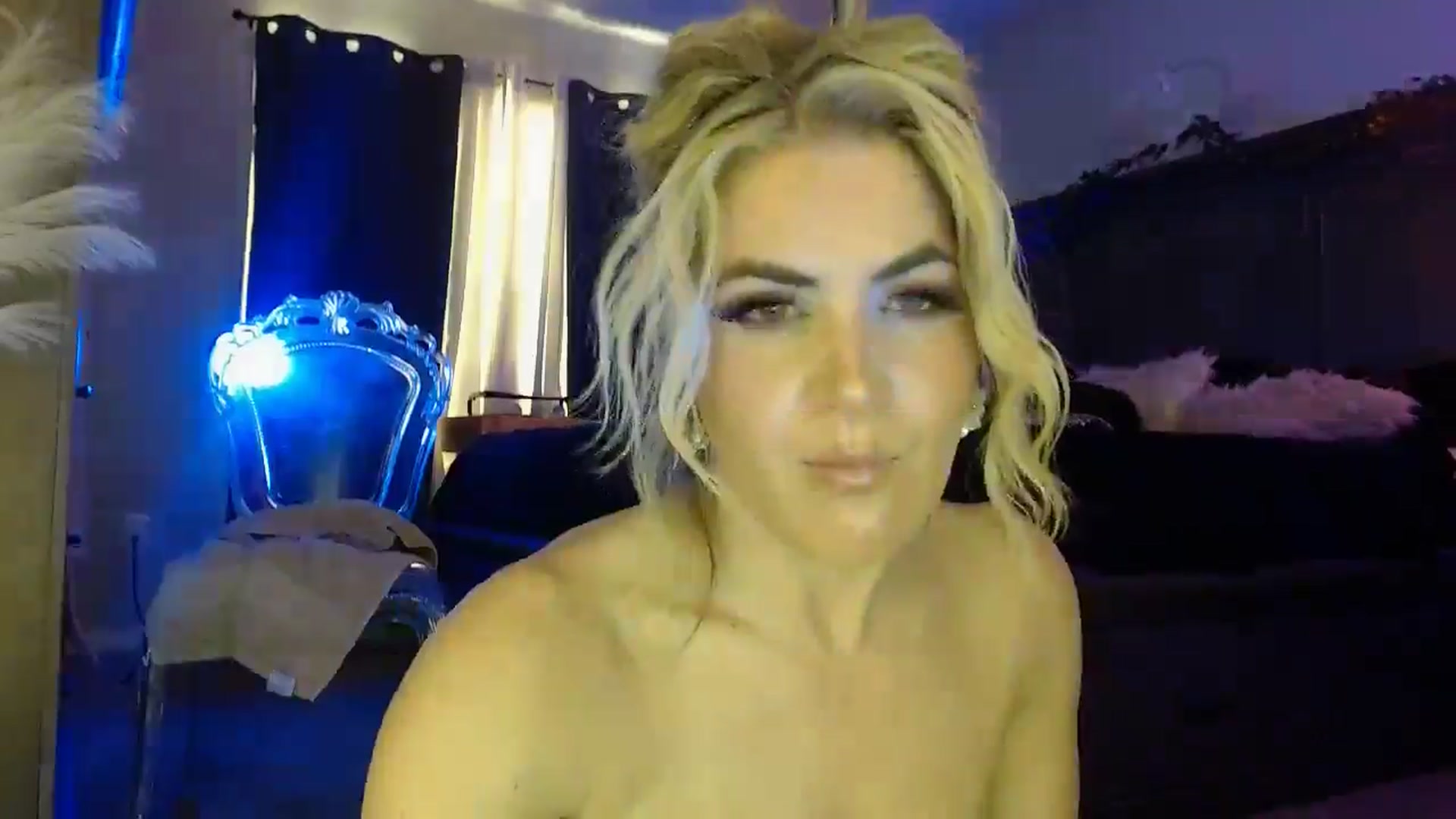 Gallery image thumbnail from Marilyn_XO's myfreecams stream on, 12/23/2024, 22:33 image 5 of 20