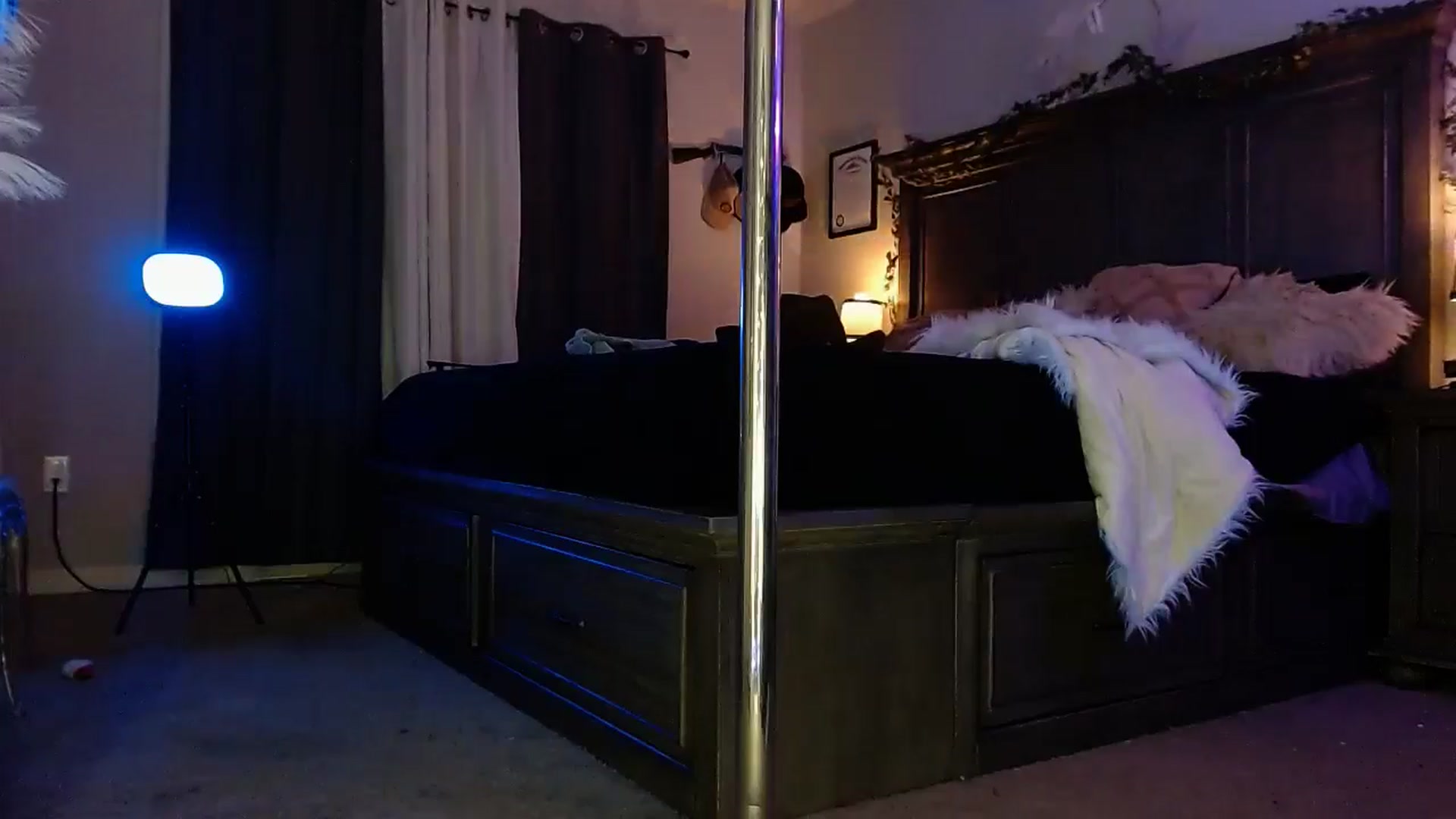 Gallery image thumbnail from Marilyn_XO's myfreecams stream on, 12/30/2024, 23:12 image 19 of 20