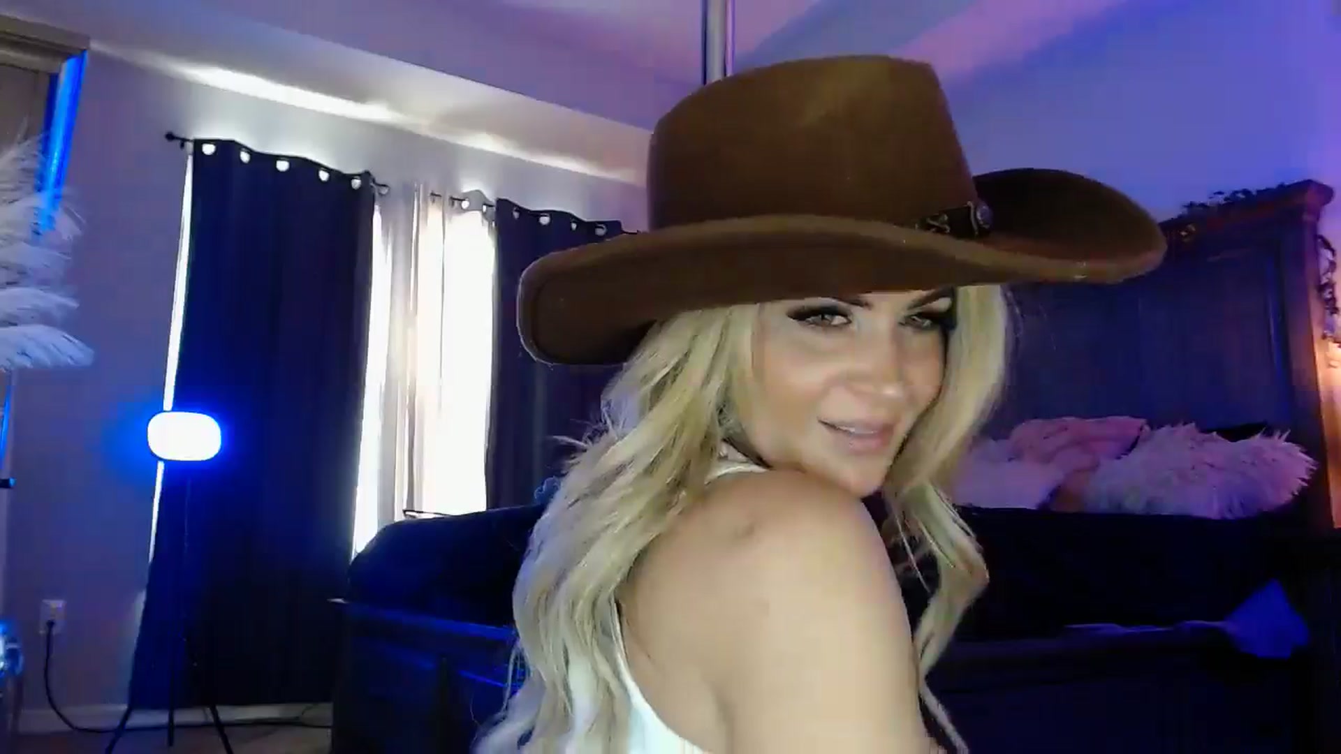 Gallery image thumbnail from Marilyn_XO's myfreecams stream on, 12/30/2024, 23:12 image 11 of 20
