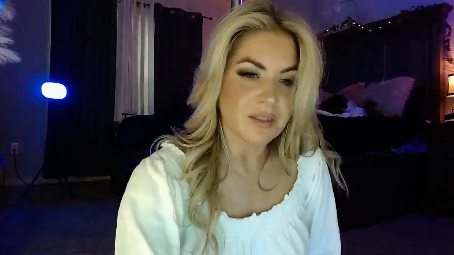 Gallery image thumbnail from Marilyn_XO's myfreecams stream on, 12/31/2024, 18:24 image 12 of 20