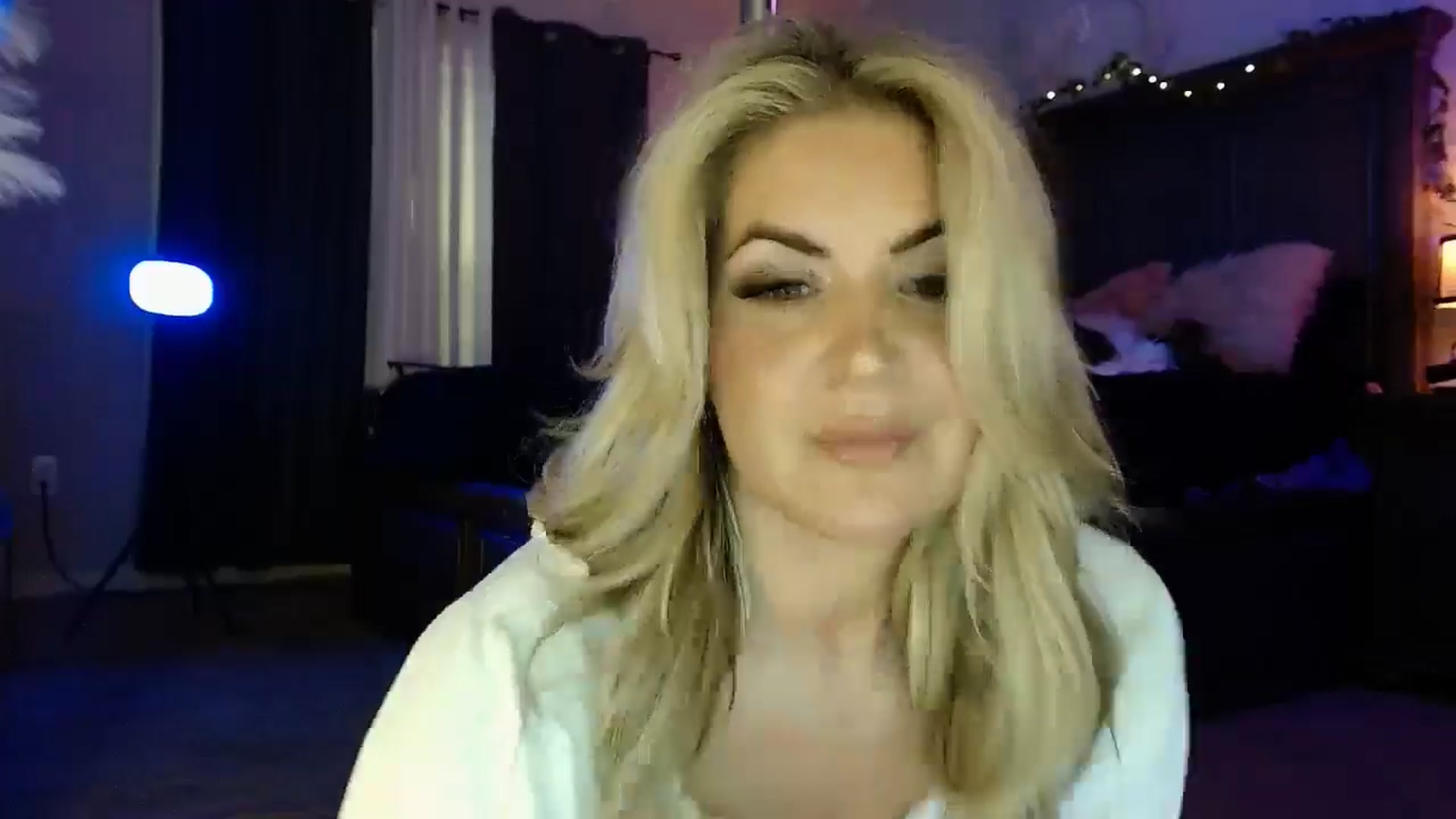 Gallery image thumbnail from Marilyn_XO's myfreecams stream on, 12/31/2024, 18:24 image 11 of 20