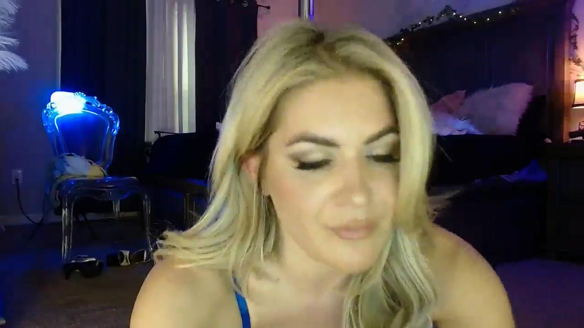 Gallery image thumbnail from Marilyn_XO's myfreecams stream on, 12/31/2024, 19:11 image 11 of 20