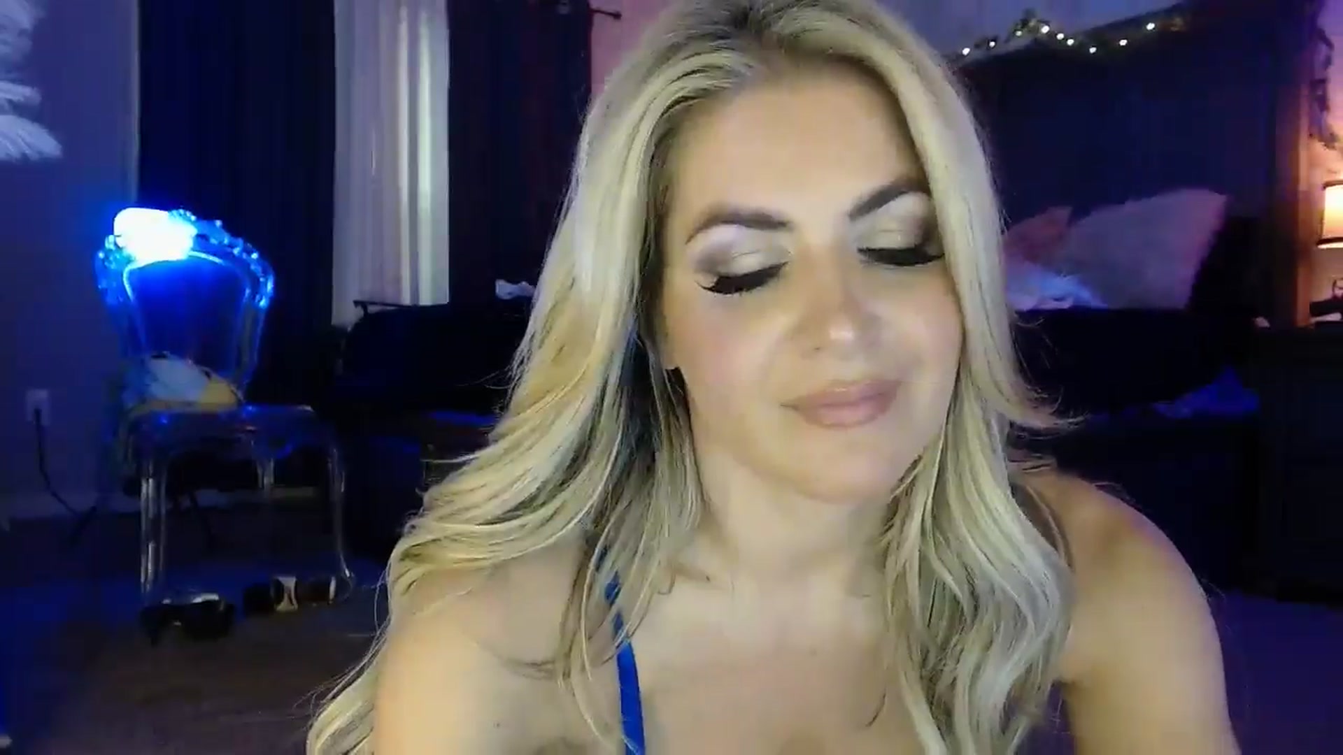 Gallery image thumbnail from Marilyn_XO's myfreecams stream on, 12/31/2024, 19:11 image 15 of 20