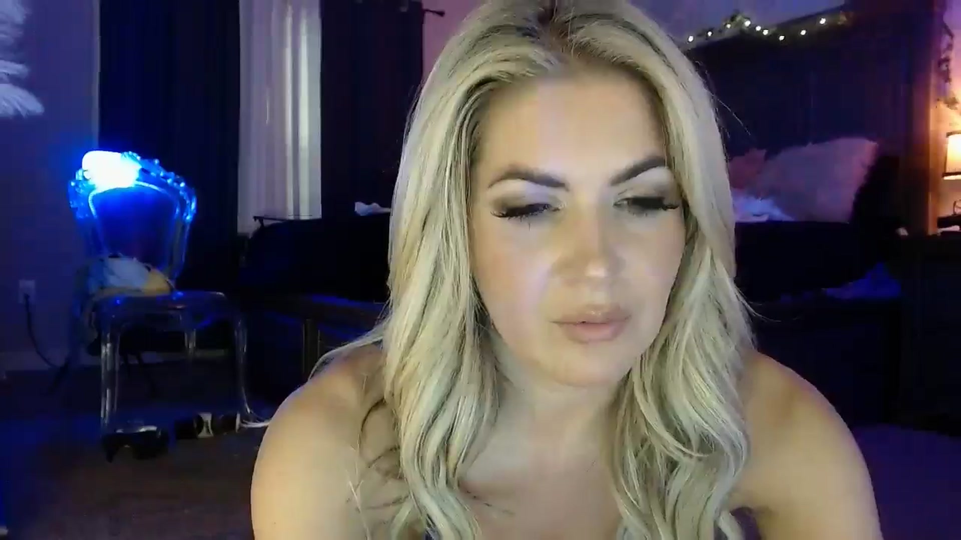 Gallery image thumbnail from Marilyn_XO's myfreecams stream on, 12/31/2024, 19:11 image 17 of 20