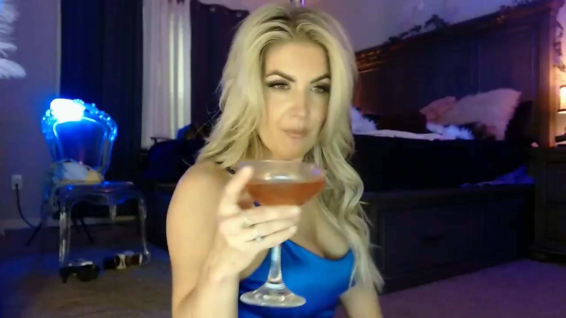 Gallery image thumbnail from Marilyn_XO's myfreecams stream on, 12/31/2024, 22:17 image 1 of 20