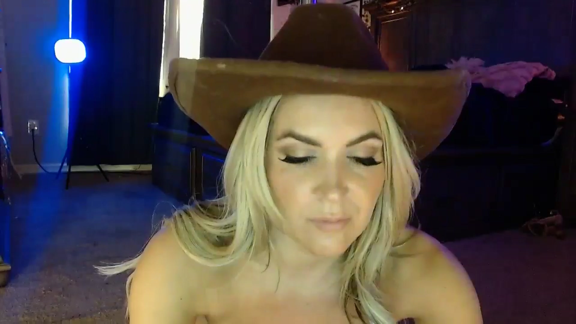 Gallery image thumbnail from Marilyn_XO's myfreecams stream on, 01/03/2025, 21:09 image 2 of 20