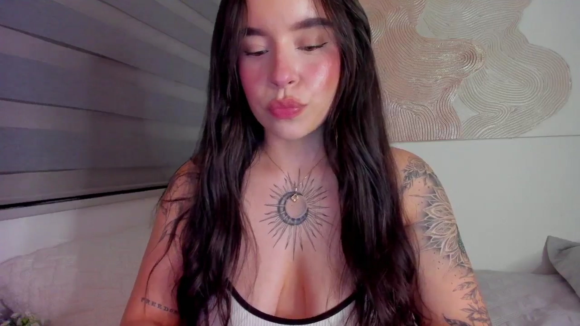 Gallery image thumbnail from Marilyn___'s myfreecams stream on, 03/13/2025, 24:59 image 17 of 20