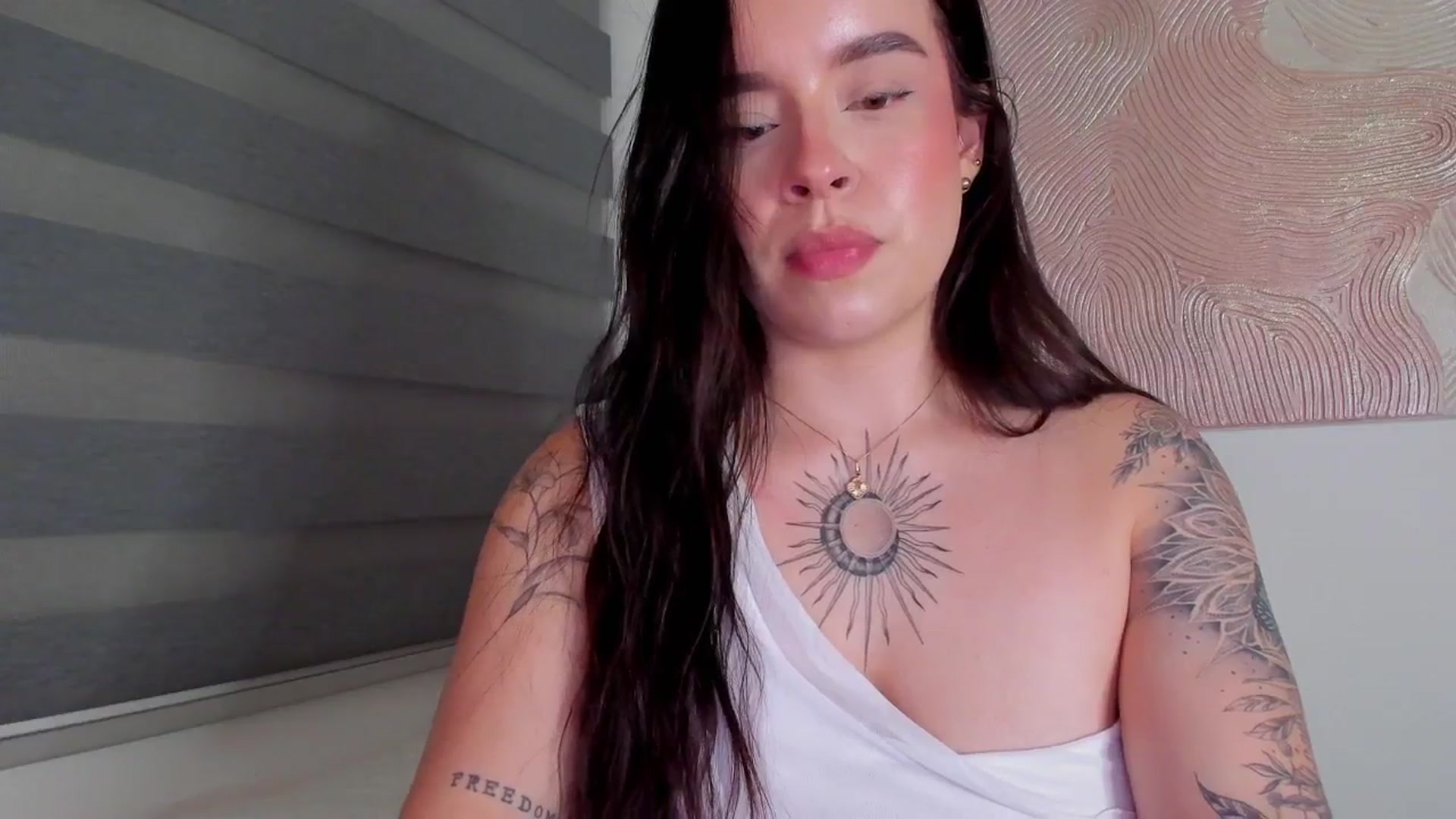 Gallery image thumbnail from Marilyn___'s myfreecams stream on, 04/01/2025, 24:41 image 16 of 20