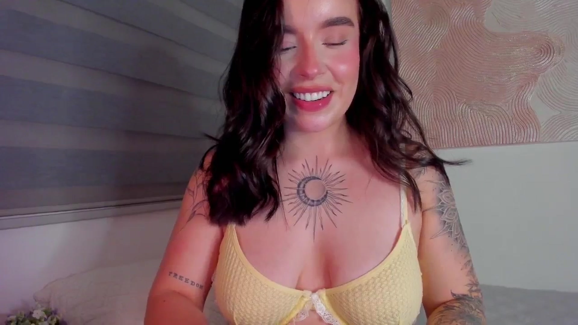 Gallery image thumbnail from Marilyn___'s myfreecams stream on, 04/04/2025, 23:06 image 19 of 20