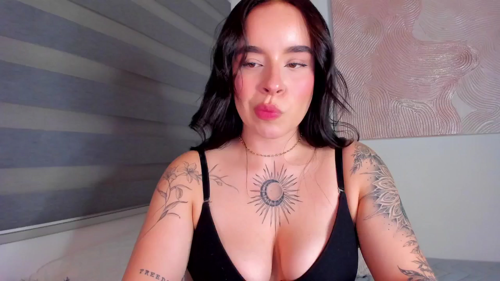 Gallery image thumbnail from Marilyn___'s myfreecams stream on, 04/16/2025, 02:41 image 14 of 20