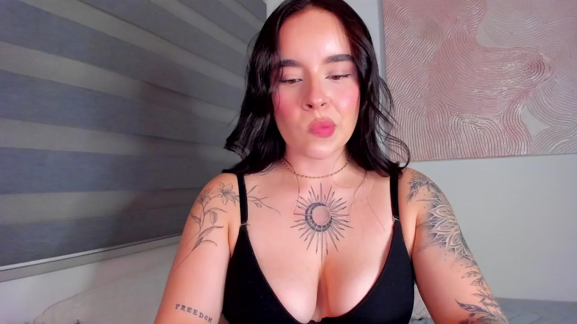 Gallery image thumbnail from Marilyn___'s myfreecams stream on, 04/16/2025, 02:41 image 16 of 20