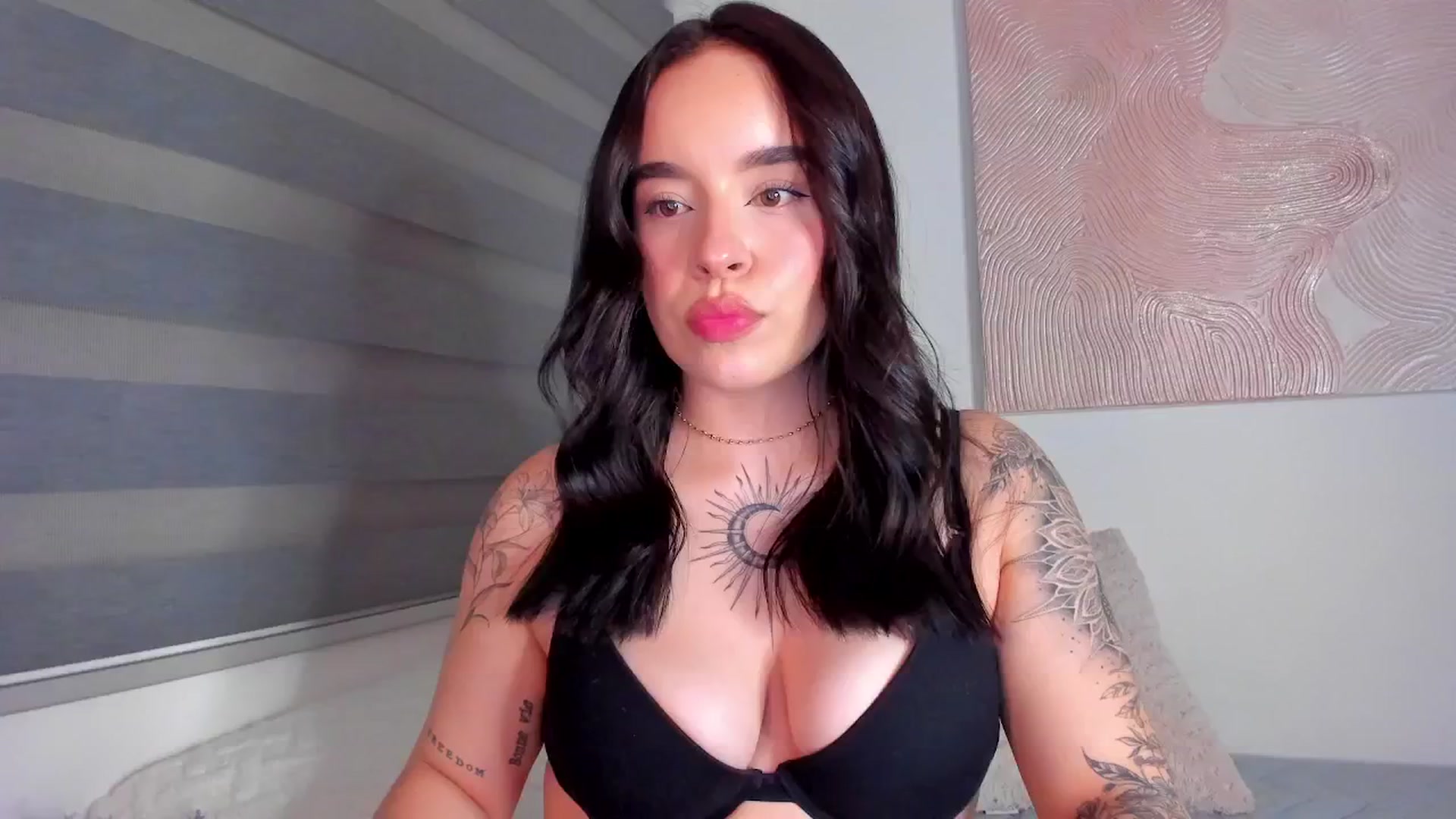 Gallery image thumbnail from Marilyn___'s myfreecams stream on, 04/16/2025, 02:41 image 6 of 20