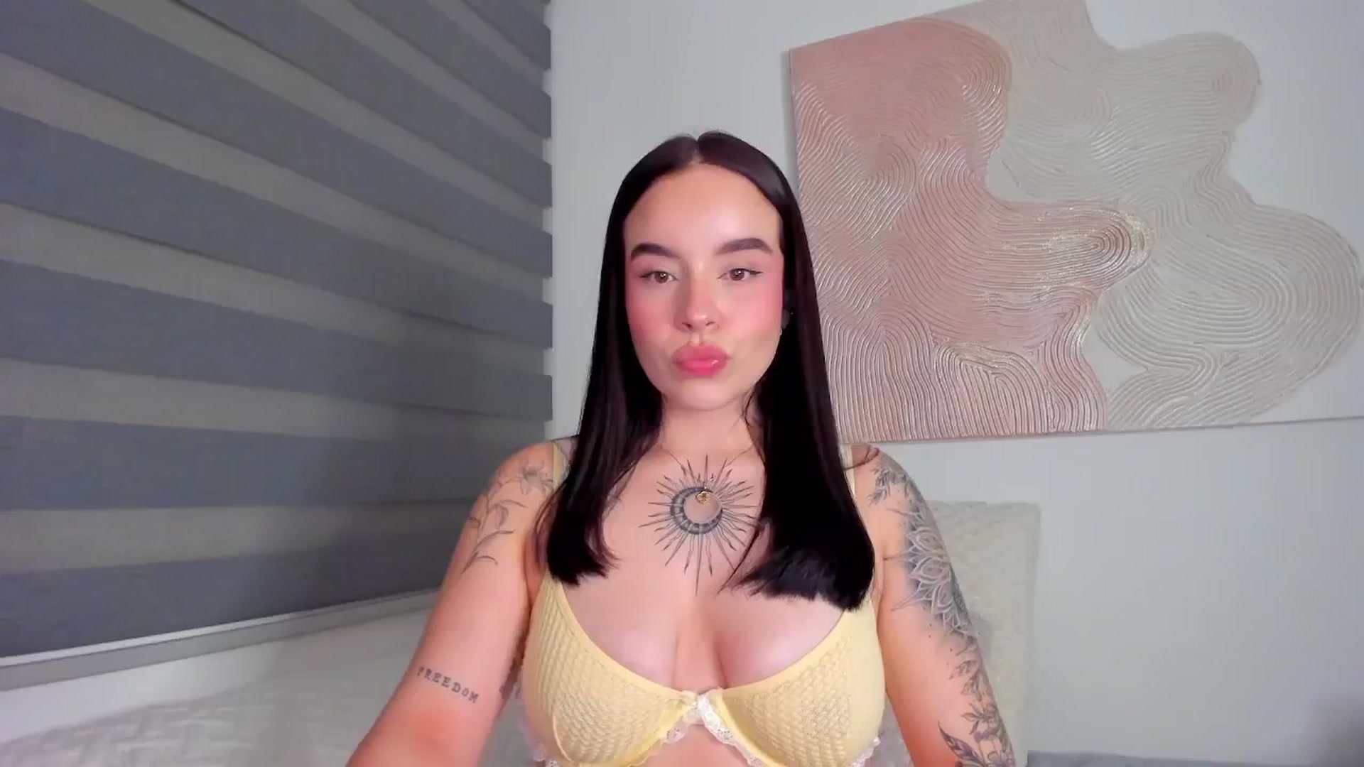 Gallery image thumbnail from Marilyn___'s myfreecams stream on, 04/23/2025, 01:28 image 5 of 20