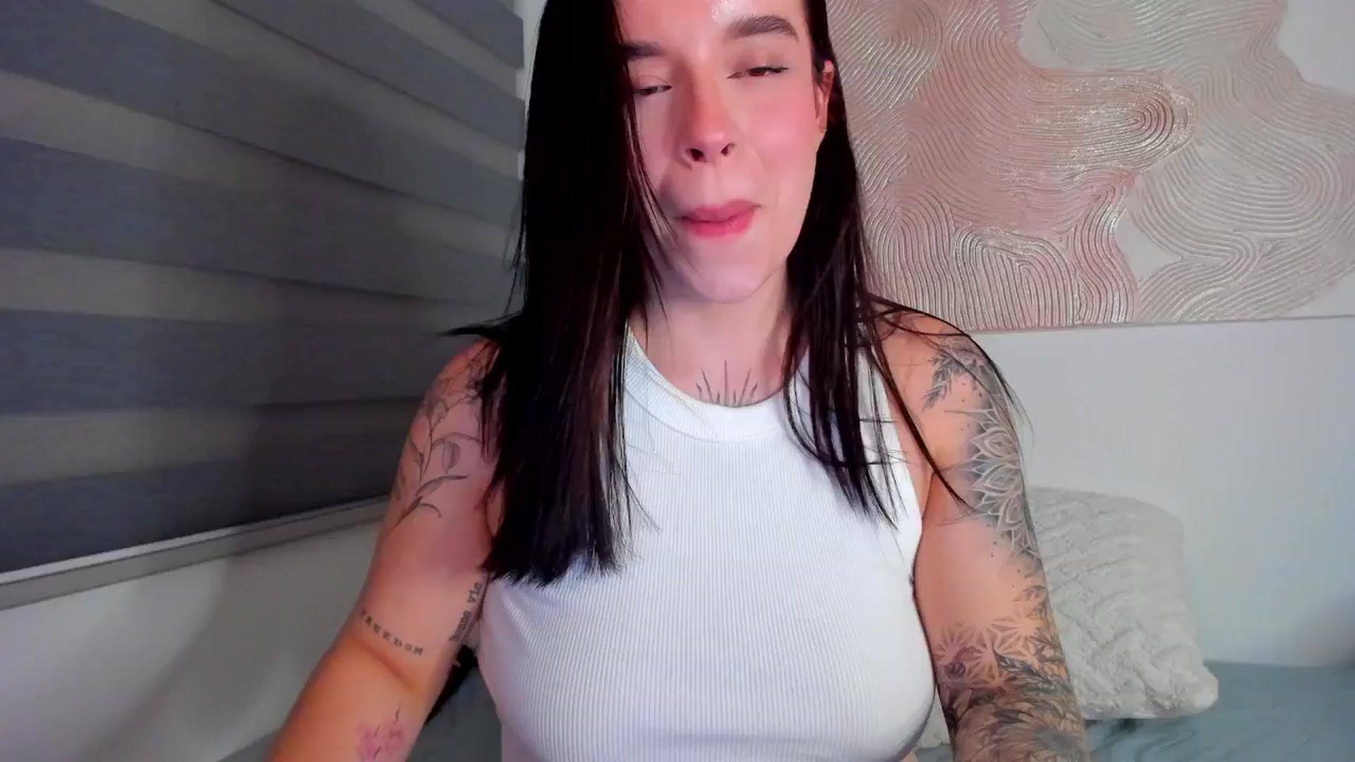 Gallery image thumbnail from Marilyn___'s myfreecams stream on, 05/19/2025, 02:04 image 12 of 20