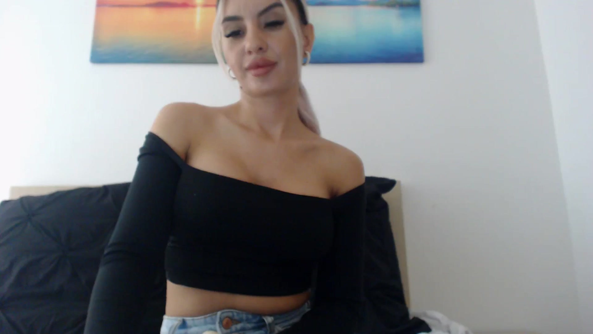 Gallery image thumbnail from Marisaisa's myfreecams stream on, 01/02/2024, 17:20 image 13 of 20