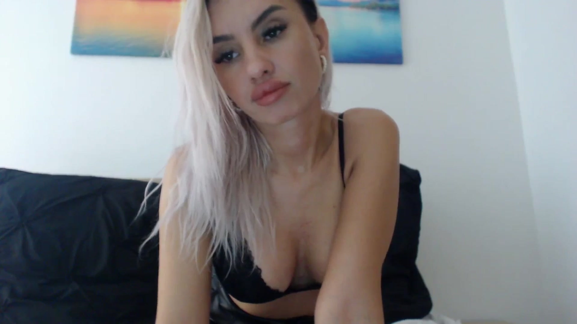 Gallery image thumbnail from Marisaisa's myfreecams stream on, 01/03/2024, 24:31 image 8 of 20