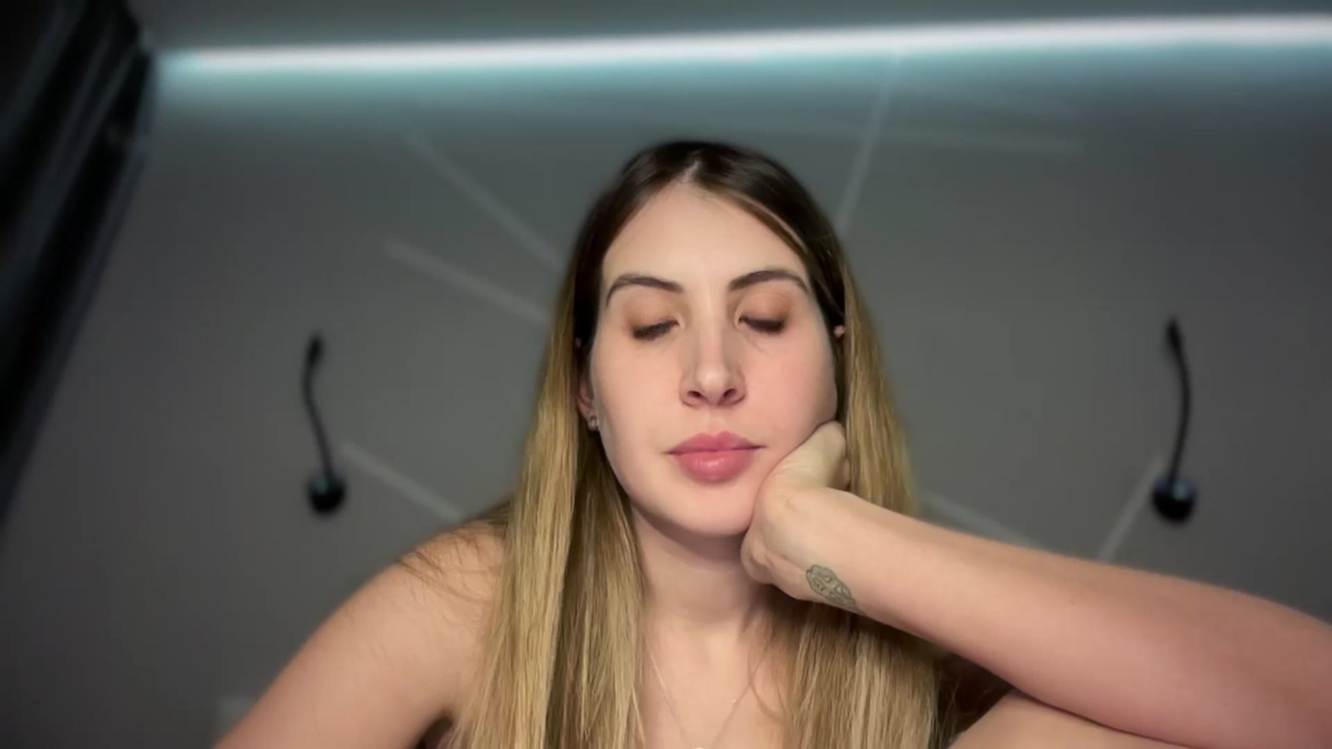 Gallery image thumbnail from MarryCox's myfreecams stream on, 01/08/2025, 15:59 image 14 of 20