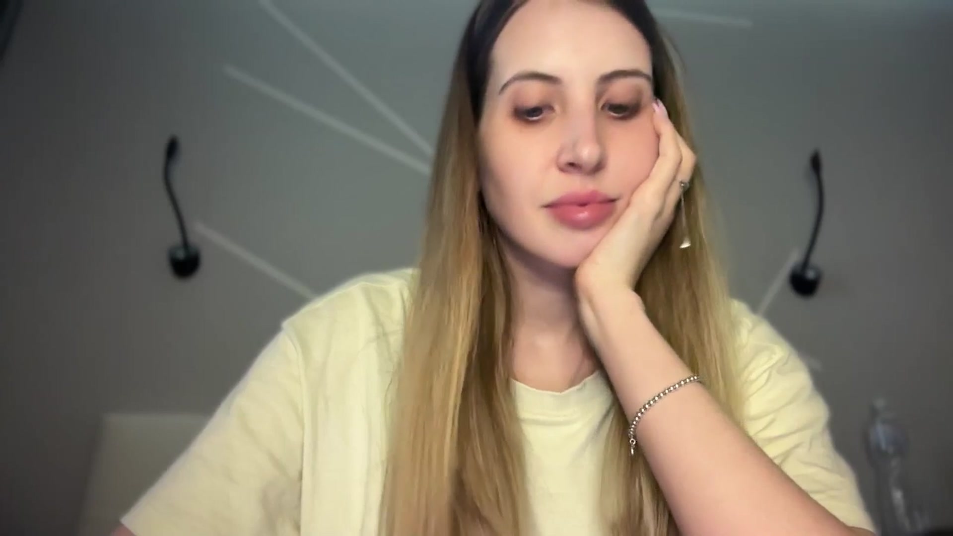 Gallery image thumbnail from MarryCox's myfreecams stream on, 04/10/2025, 14:01 image 2 of 20