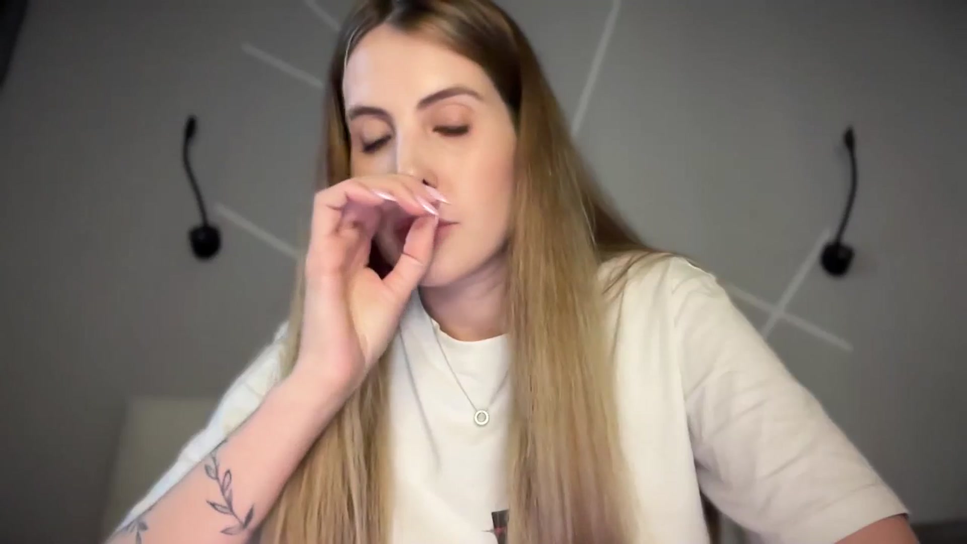 Gallery image thumbnail from MarryCox's myfreecams stream on, 04/17/2025, 14:47 image 15 of 20