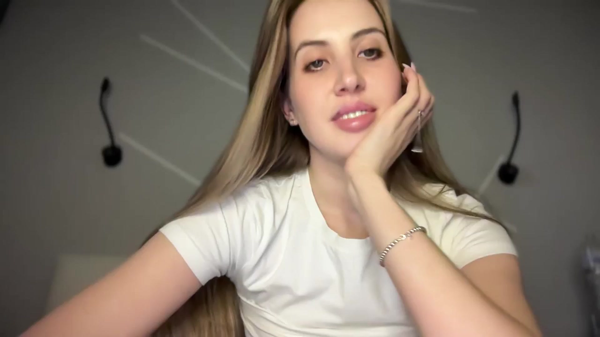 Gallery image thumbnail from MarryCox's myfreecams stream on, 04/18/2025, 13:56 image 1 of 20