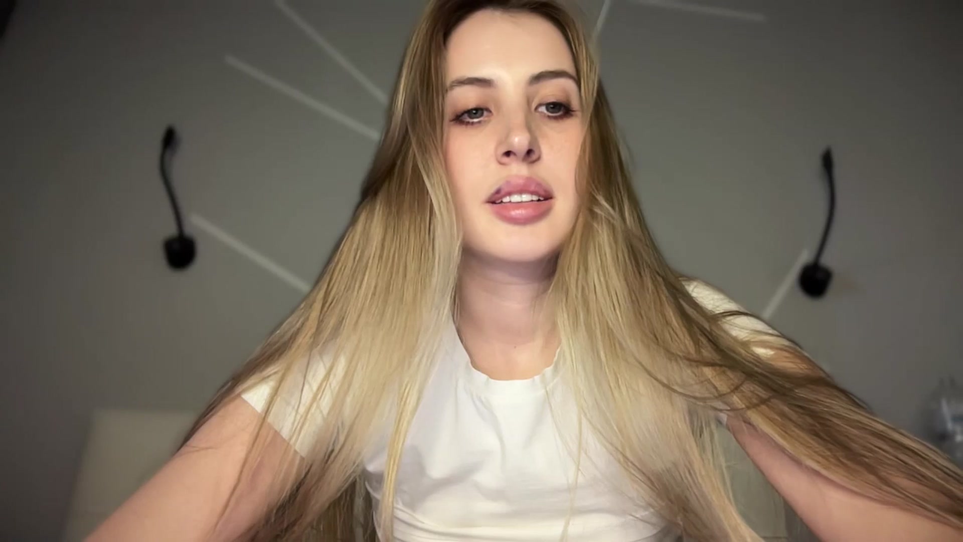 Gallery image thumbnail from MarryCox's myfreecams stream on, 04/18/2025, 13:56 image 2 of 20