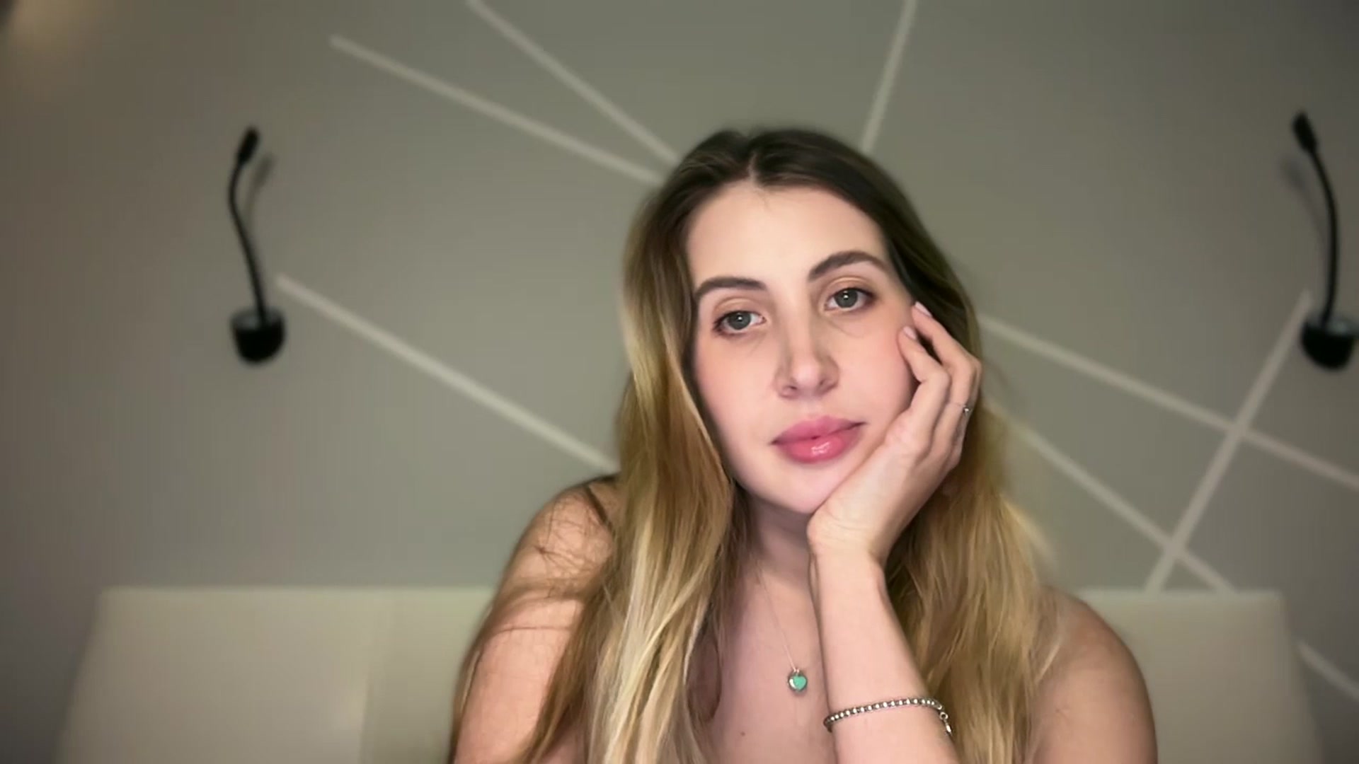 Gallery image thumbnail from MarryCox's myfreecams stream on, 12/04/2025, 14:45 image 2 of 20