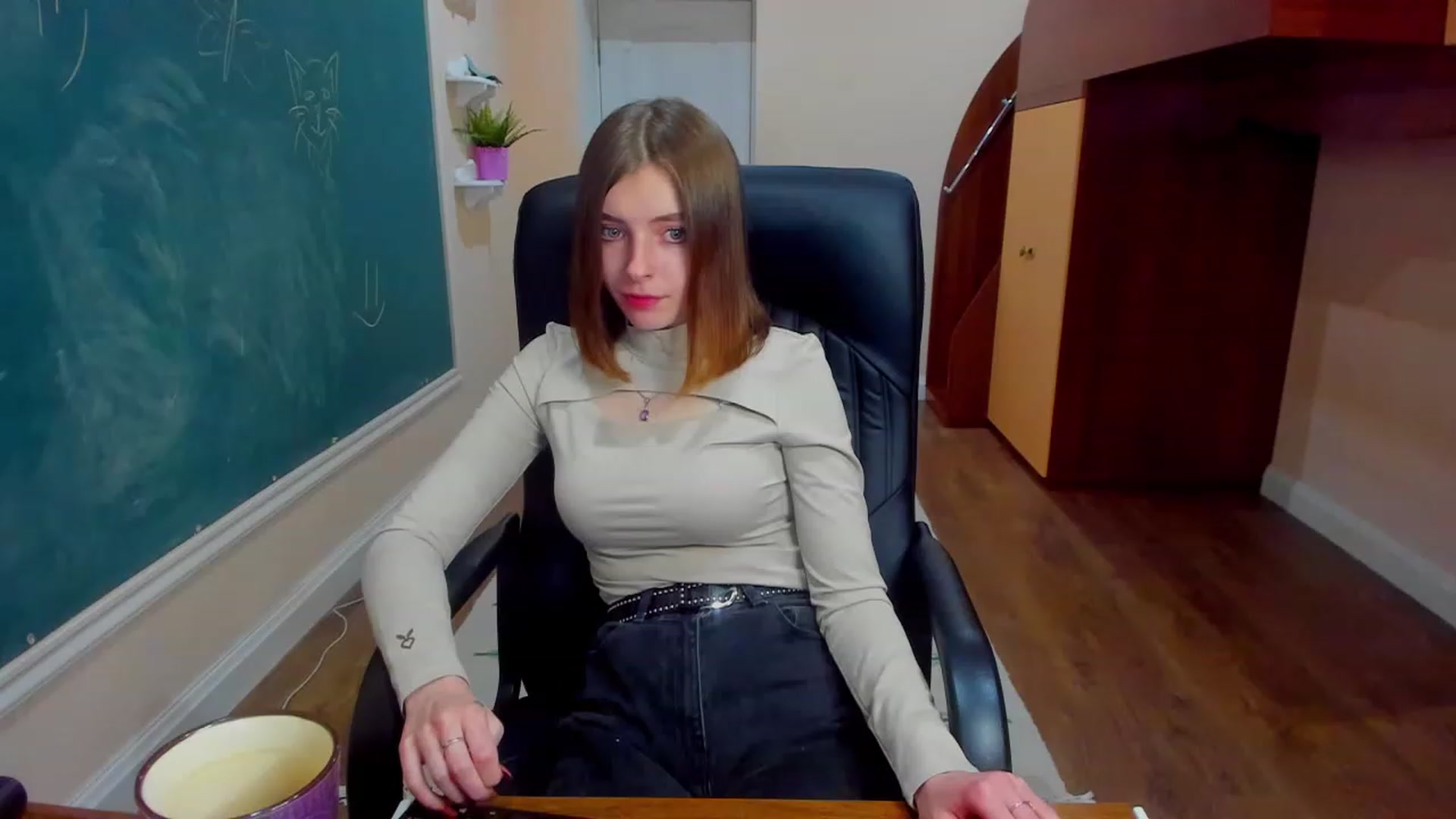 Gallery image thumbnail from MarryNett's myfreecams stream on, 11/18/2022, 15:23 image 9 of 20
