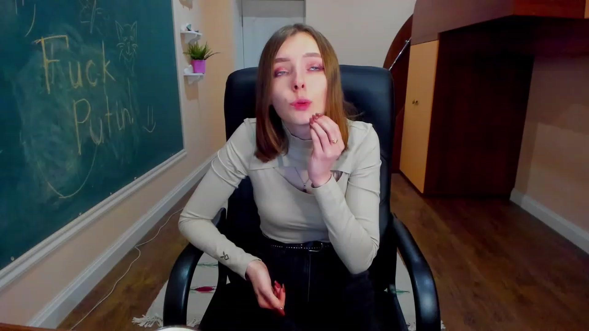 Gallery image thumbnail from MarryNett's myfreecams stream on, 11/18/2022, 17:04 image 6 of 20