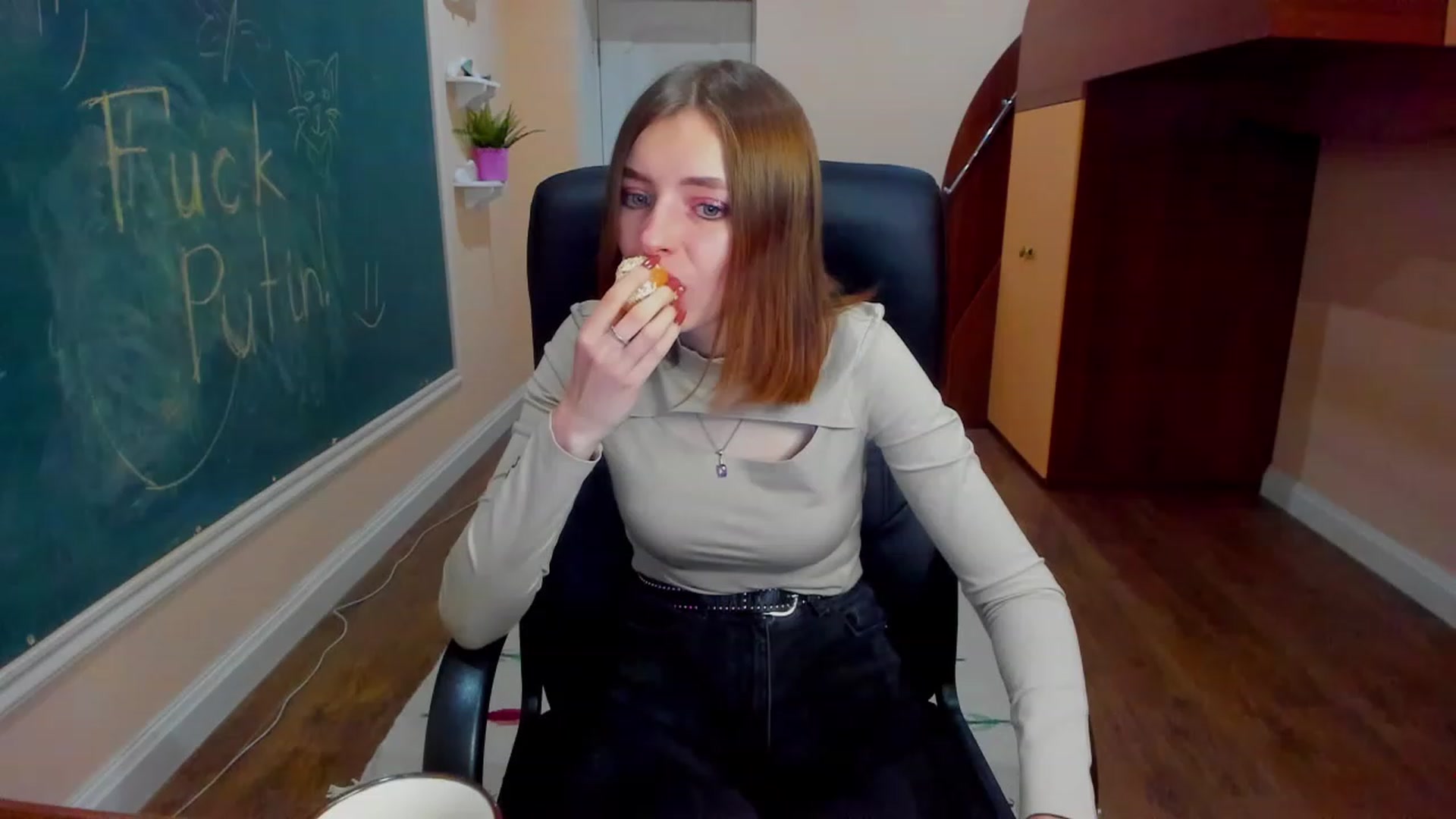 Gallery image thumbnail from MarryNett's myfreecams stream on, 11/18/2022, 17:04 image 7 of 20