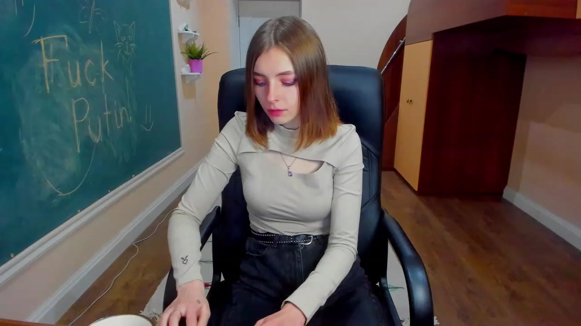 Gallery image thumbnail from MarryNett's myfreecams stream on, 11/18/2022, 17:04 image 12 of 20