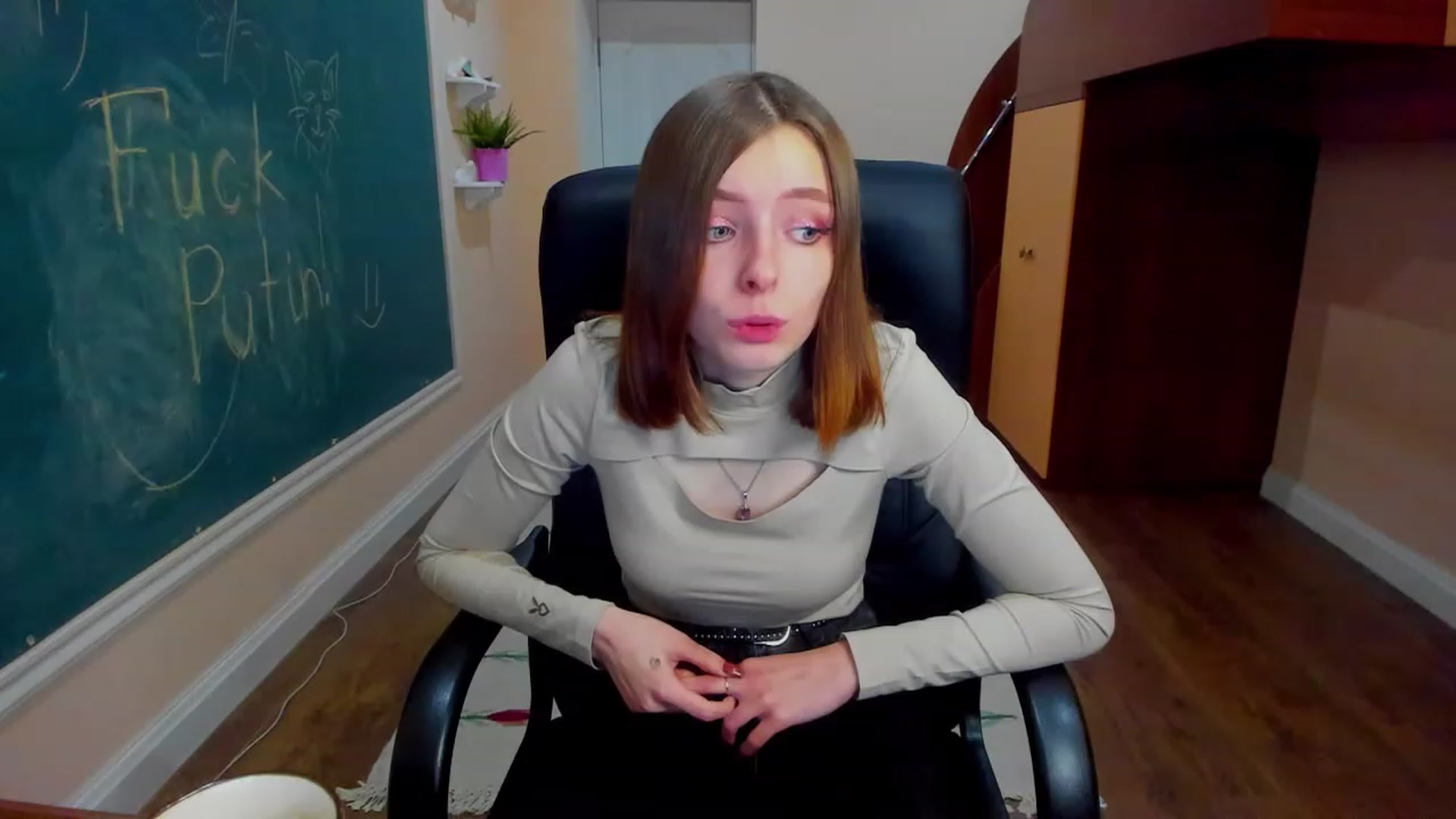 Gallery image thumbnail from MarryNett's myfreecams stream on, 11/18/2022, 17:29 image 13 of 20