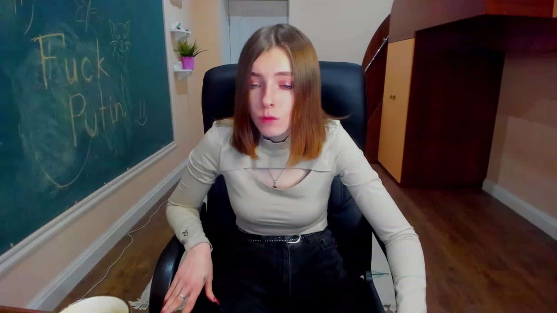 Gallery image thumbnail from MarryNett's myfreecams stream on, 11/18/2022, 17:29 image 10 of 20