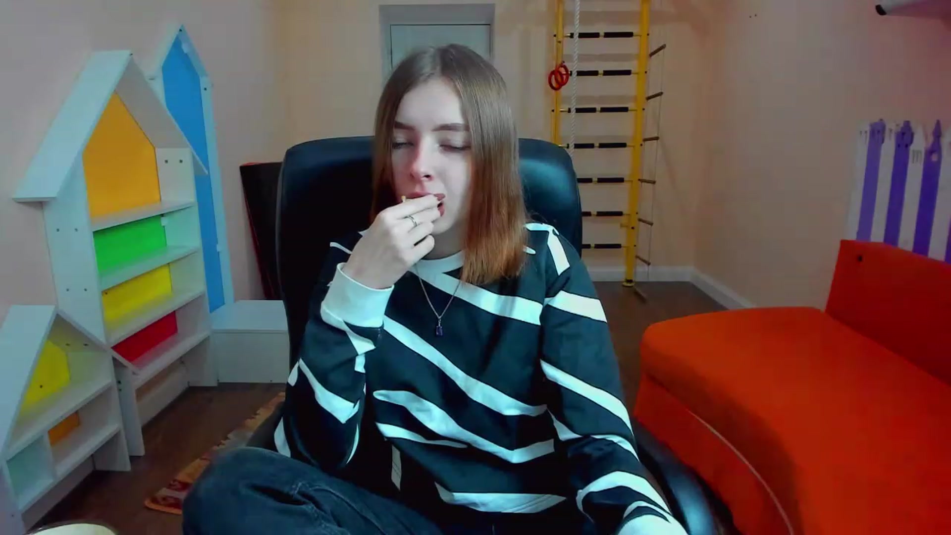 Gallery image thumbnail from MarryNett's myfreecams stream on, 11/19/2022, 08:08 image 13 of 20