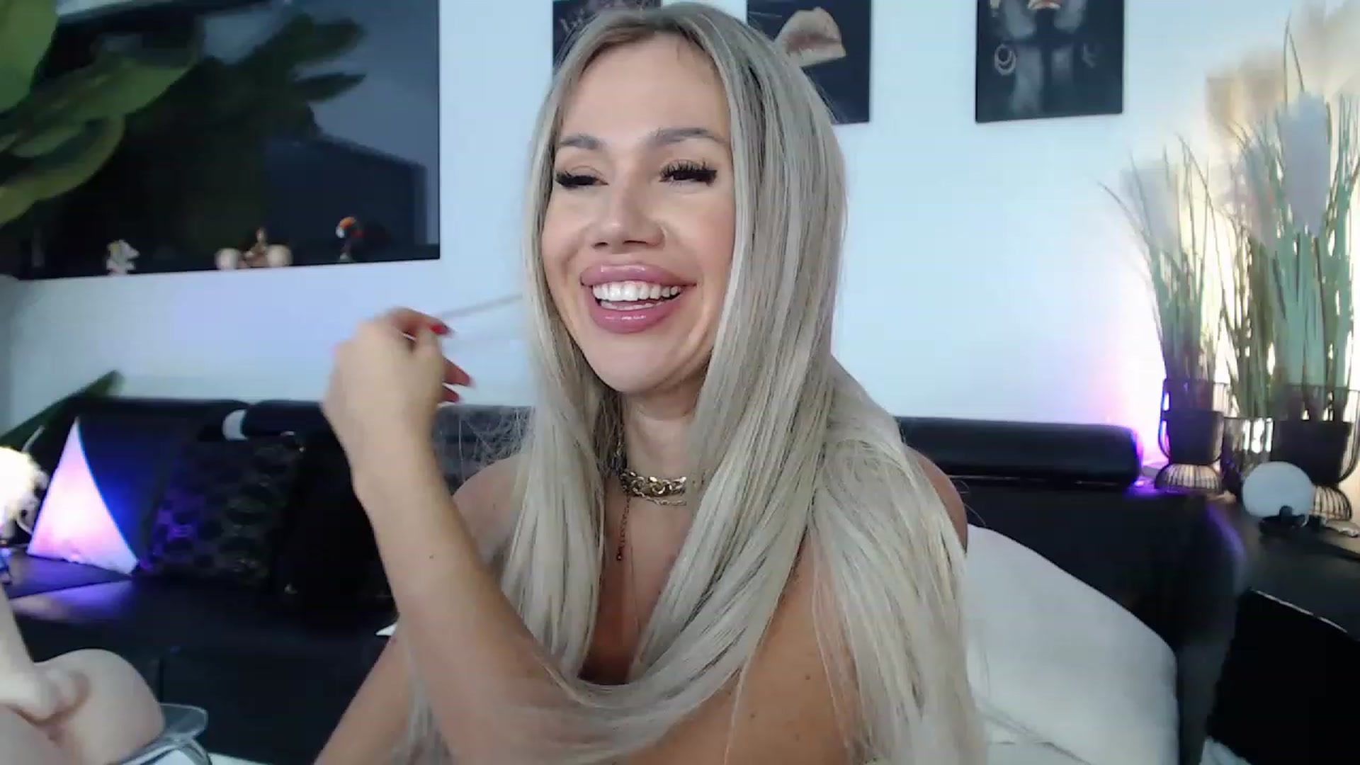 Gallery image thumbnail from MarrylouAnne's myfreecams stream on, 11/17/2022, 04:56 image 1 of 20