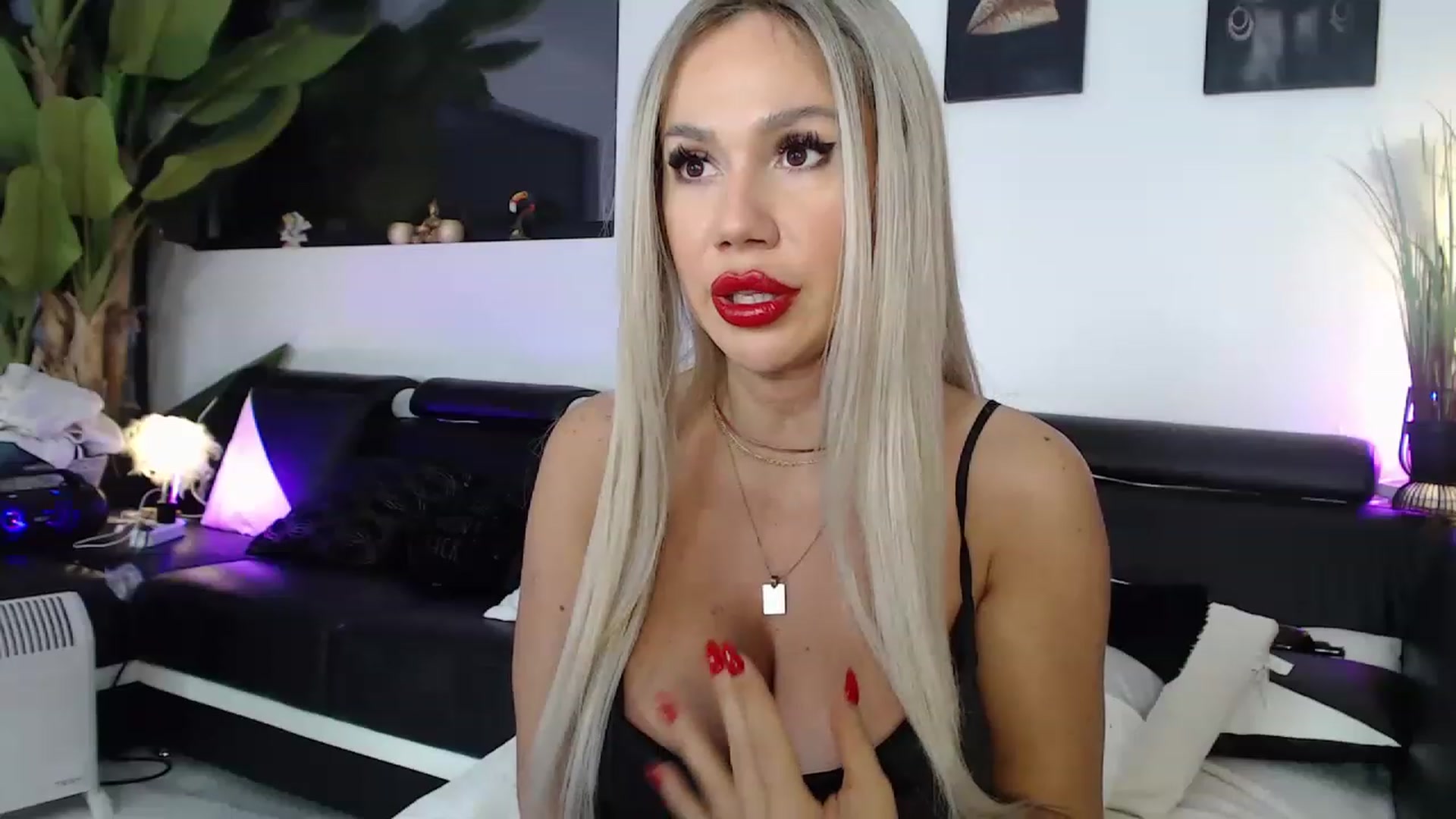 Gallery image thumbnail from MarrylouAnne's myfreecams stream on, 11/19/2022, 01:30 image 12 of 20