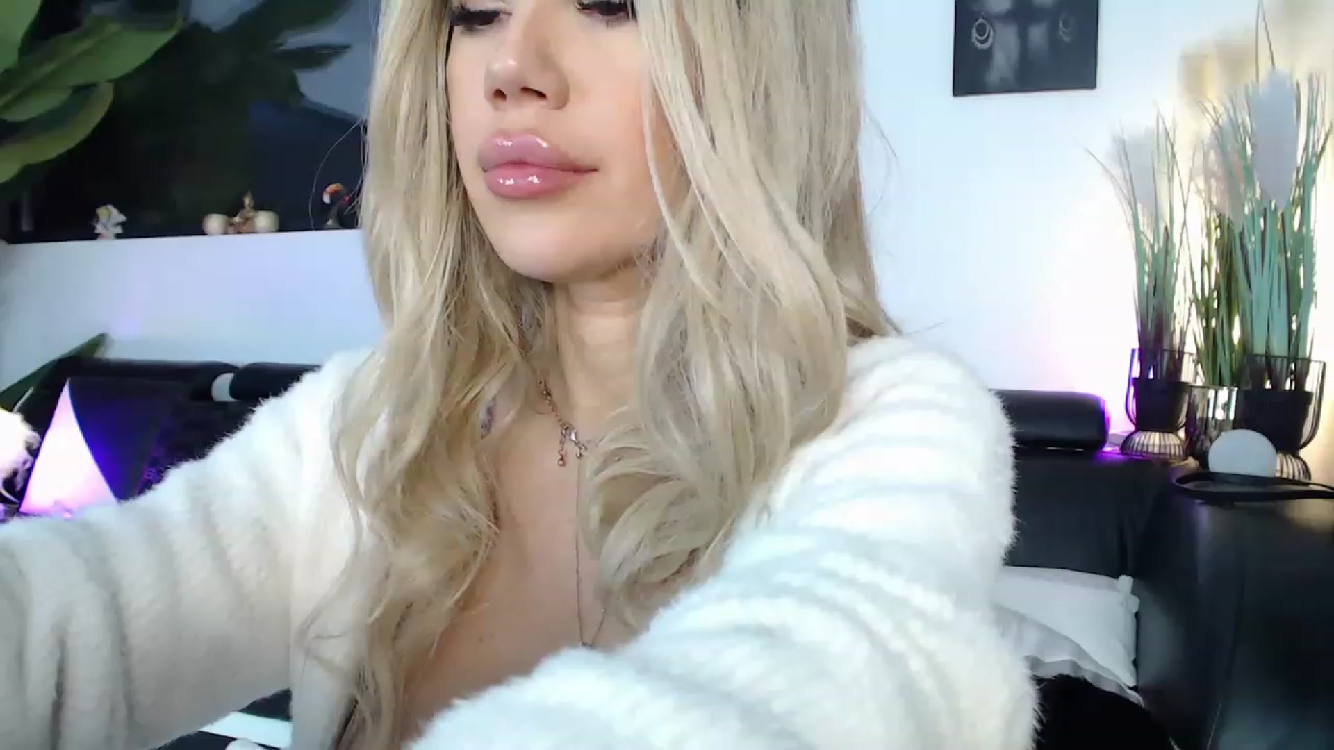 Gallery image thumbnail from MarrylouAnne's myfreecams stream on, 11/24/2022, 04:26 image 12 of 20