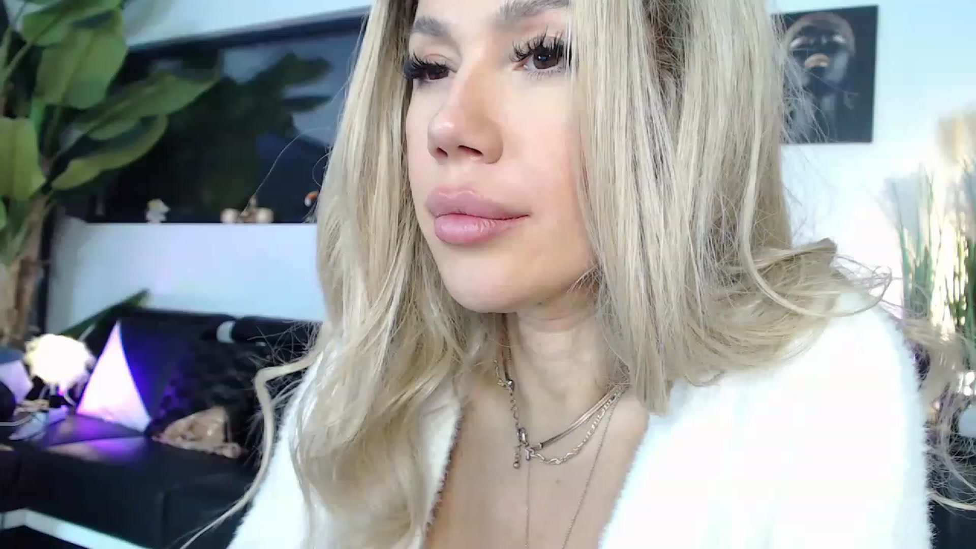 Gallery image thumbnail from MarrylouAnne's myfreecams stream on, 11/24/2022, 04:26 image 10 of 20