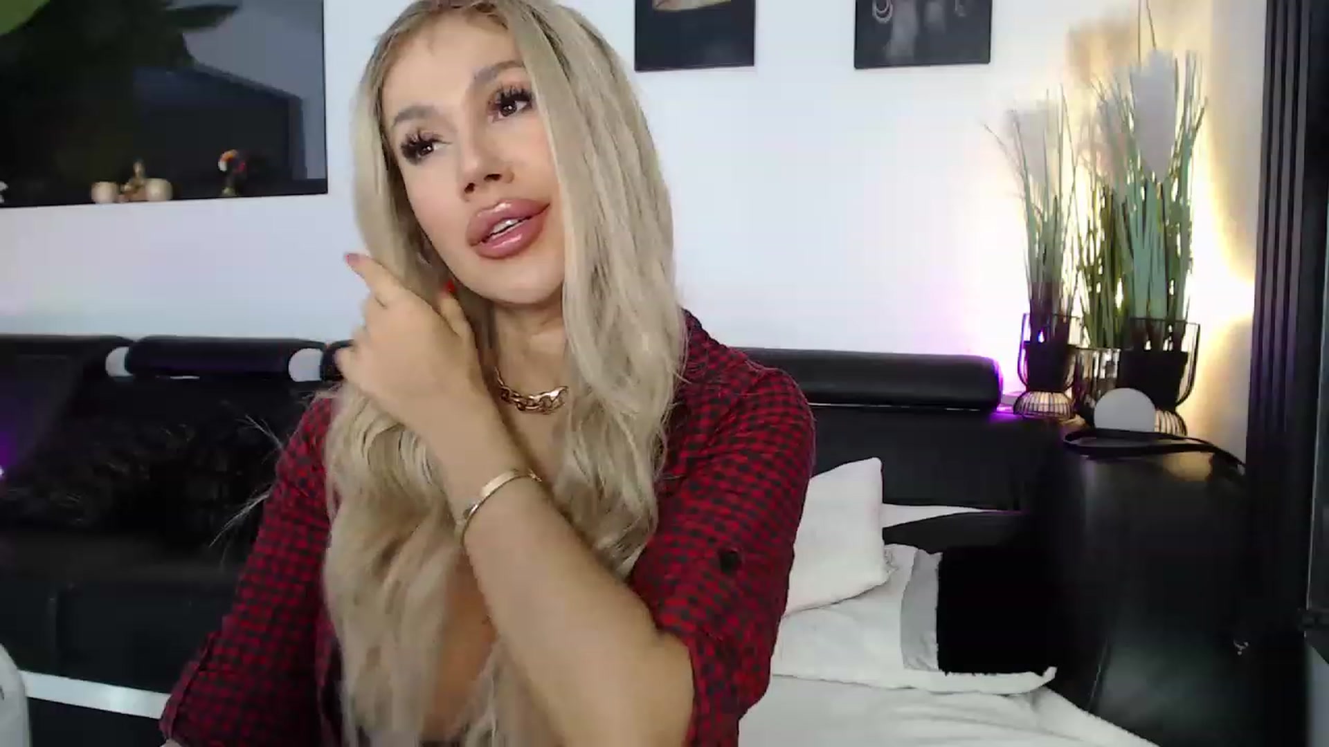 Gallery image thumbnail from MarrylouAnne's myfreecams stream on, 11/25/2022, 03:14 image 8 of 20
