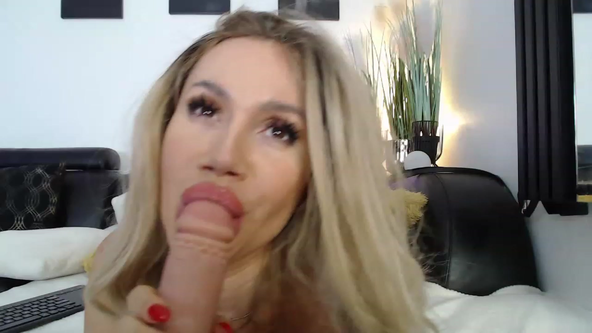 Gallery image thumbnail from MarrylouAnne's myfreecams stream on, 12/01/2022, 03:17 image 6 of 20