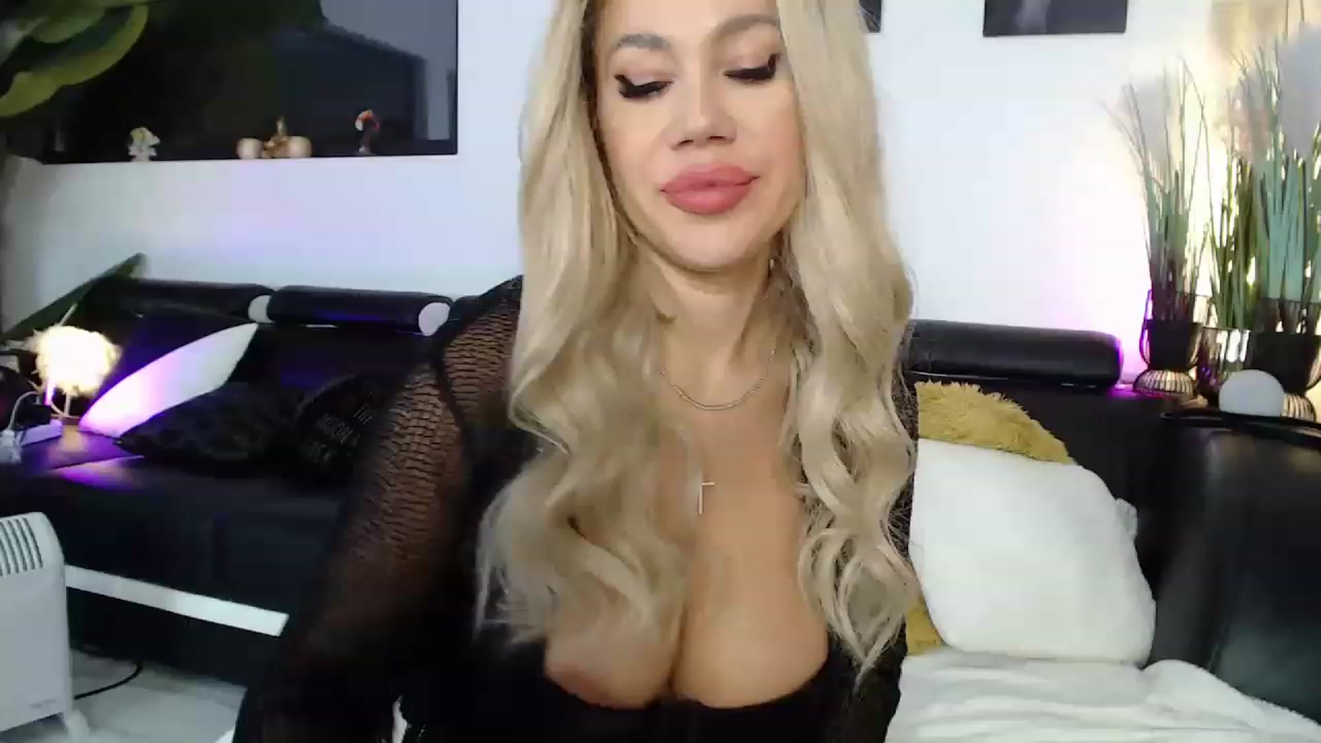 Gallery image thumbnail from MarrylouAnne's myfreecams stream on, 12/03/2022, 24:02 image 12 of 20