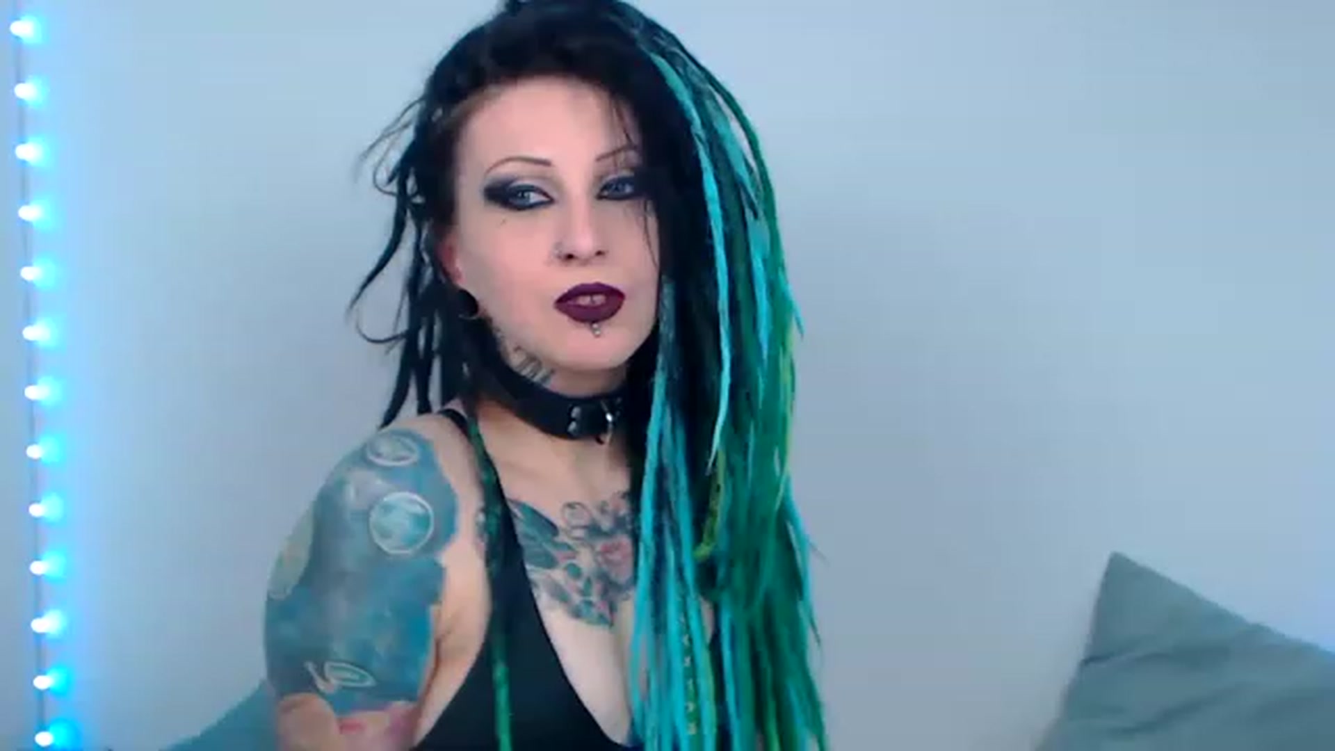 Gallery image thumbnail from MarthaKatze's myfreecams stream on, 03/26/2023, 23:28 image 7 of 20