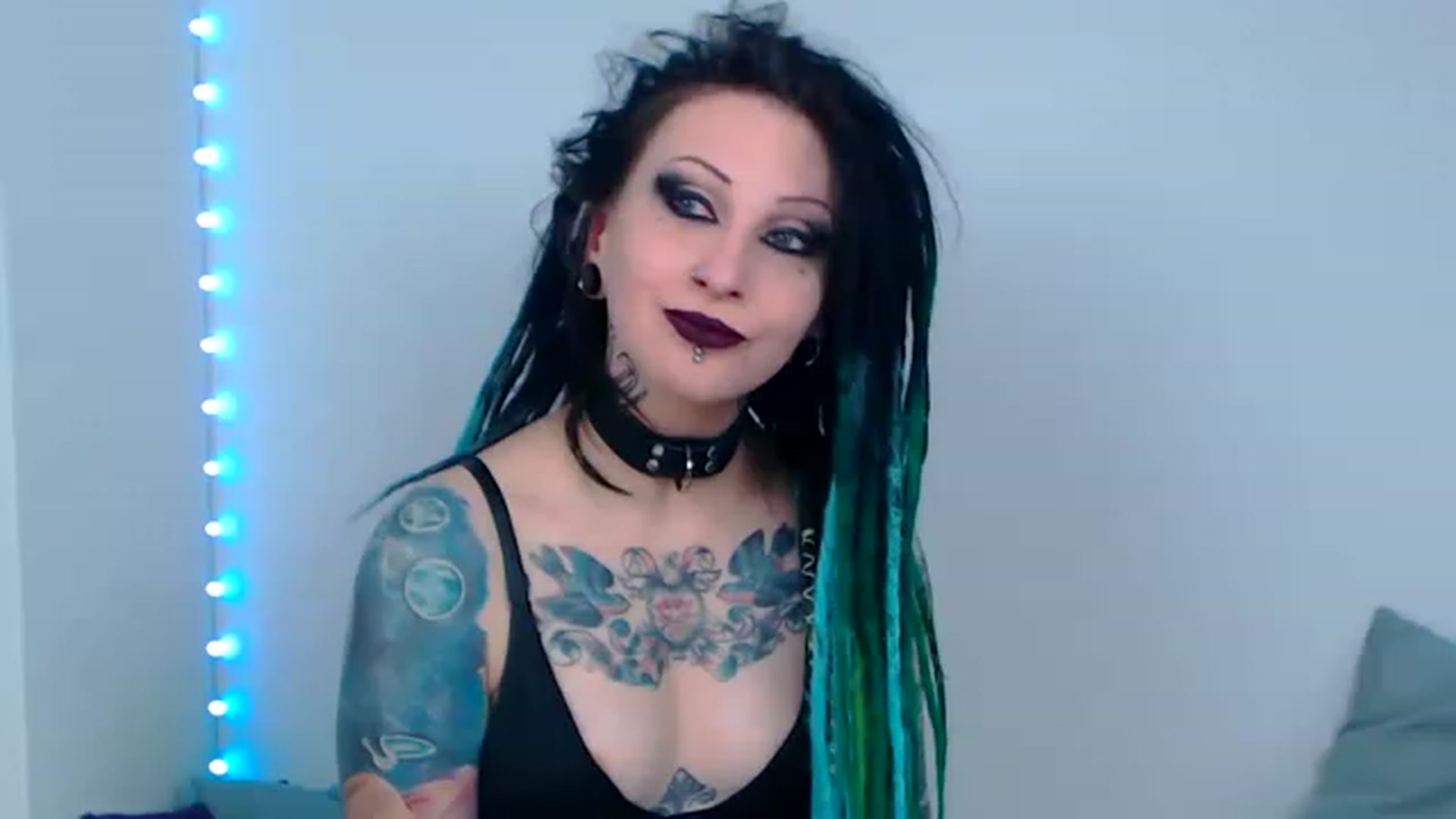 Gallery image thumbnail from MarthaKatze's myfreecams stream on, 03/26/2023, 23:28 image 17 of 20