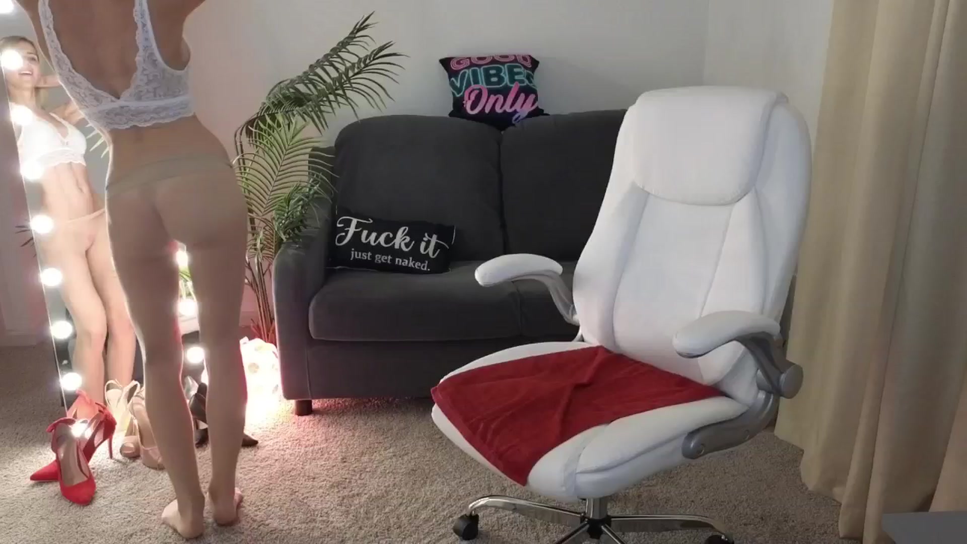 Gallery image thumbnail from MarthaMayer's myfreecams stream on, 05/20/2024, 21:14 image 3 of 20